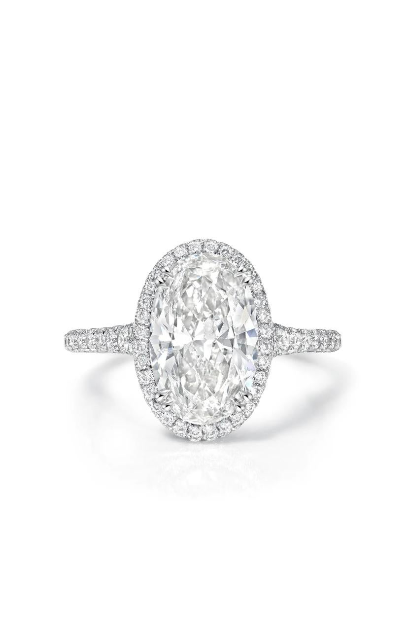 Uno squisito anello solitario con diamante dal design contemporaneo, dallo stile elegante e raffinato.
Eleva la tua bellezza senza tempo e dai un tocco scintillante al tuo look.
L'anello è realizzato in oro 18 carati con un brillante diamante