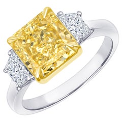 Certifié GIA, 3.00 ct. Bague fantaisie en diamant jaune intense taille radiant