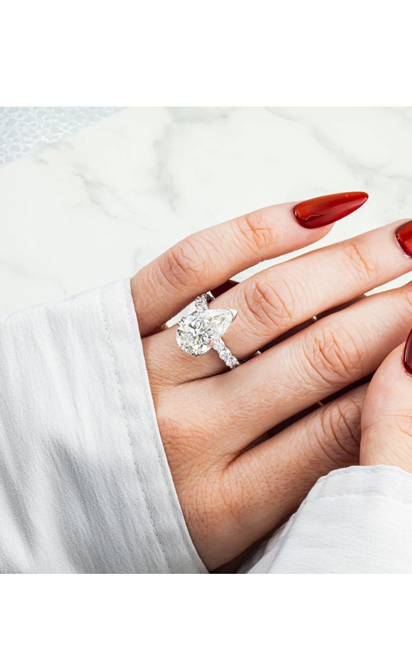 An exquisite Diamonds solitaire ring in contemporary and essential design, so elegant and refined style .
Elevate your timeless of beauty and add a touch of class and light on your look.
Stunning ring come in 18k gold with a lustrous GIA Certified