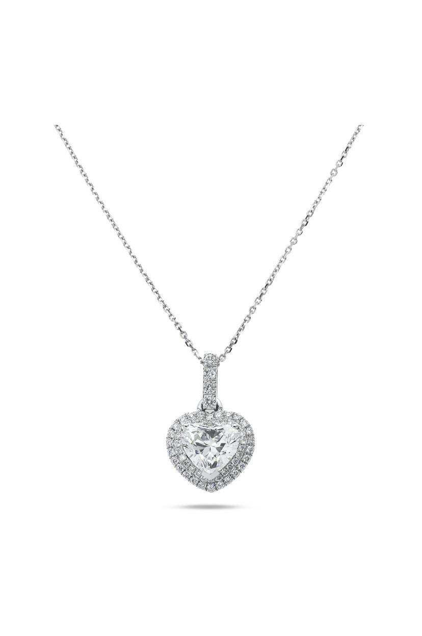 Alcuni diamanti sono bellissimi.
Alcuni sono indimenticabili.
Questo diamante naturale a forma di cuore  3,00 carati, colore D, purezza impeccabile e raro Tipo .
Ambientato in  In oro bianco 18 carati da 17 pollici_, è realizzato non solo per