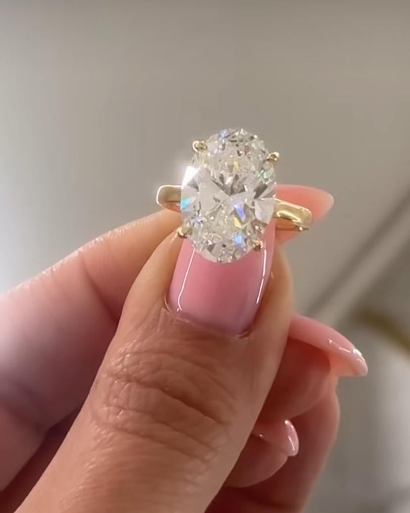 Taille ovale Bague en or 18 carats certifiée GIA 3.00 Ct FLAWLESS / D color Oval Shape Diamond en vente