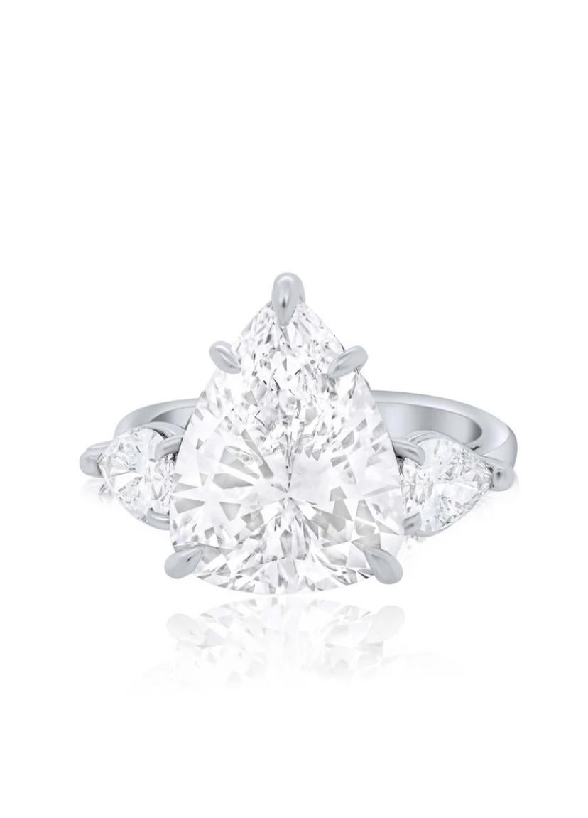 Certains diamants brillent.
Celui-ci définit la perfection.

Au centre : un diamant de 3 carats de couleur D, sans défaut,  - le genre dont rêvent les collectionneurs.
De chaque côté : deux compagnons étincelants qui rehaussent son éclat.
Ensemble :