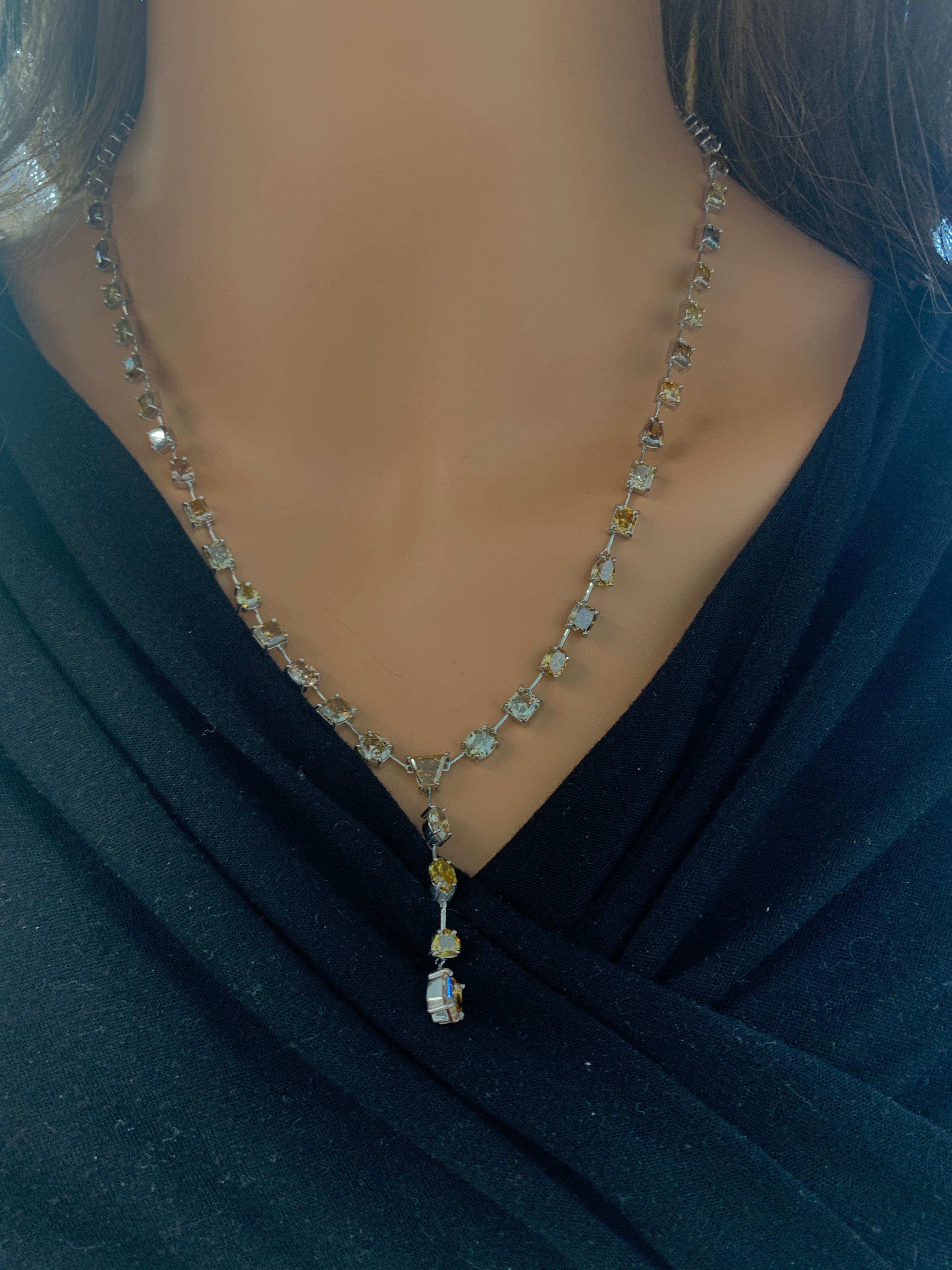 Se trata de un collar de aniversario de diamantes en platino, hecho a medida, de color champán. Presenta una interacción única de diamantes de talla mixta, engastados con garras en intervalos espectaculares. Un total de cincuenta y nueve diamantes