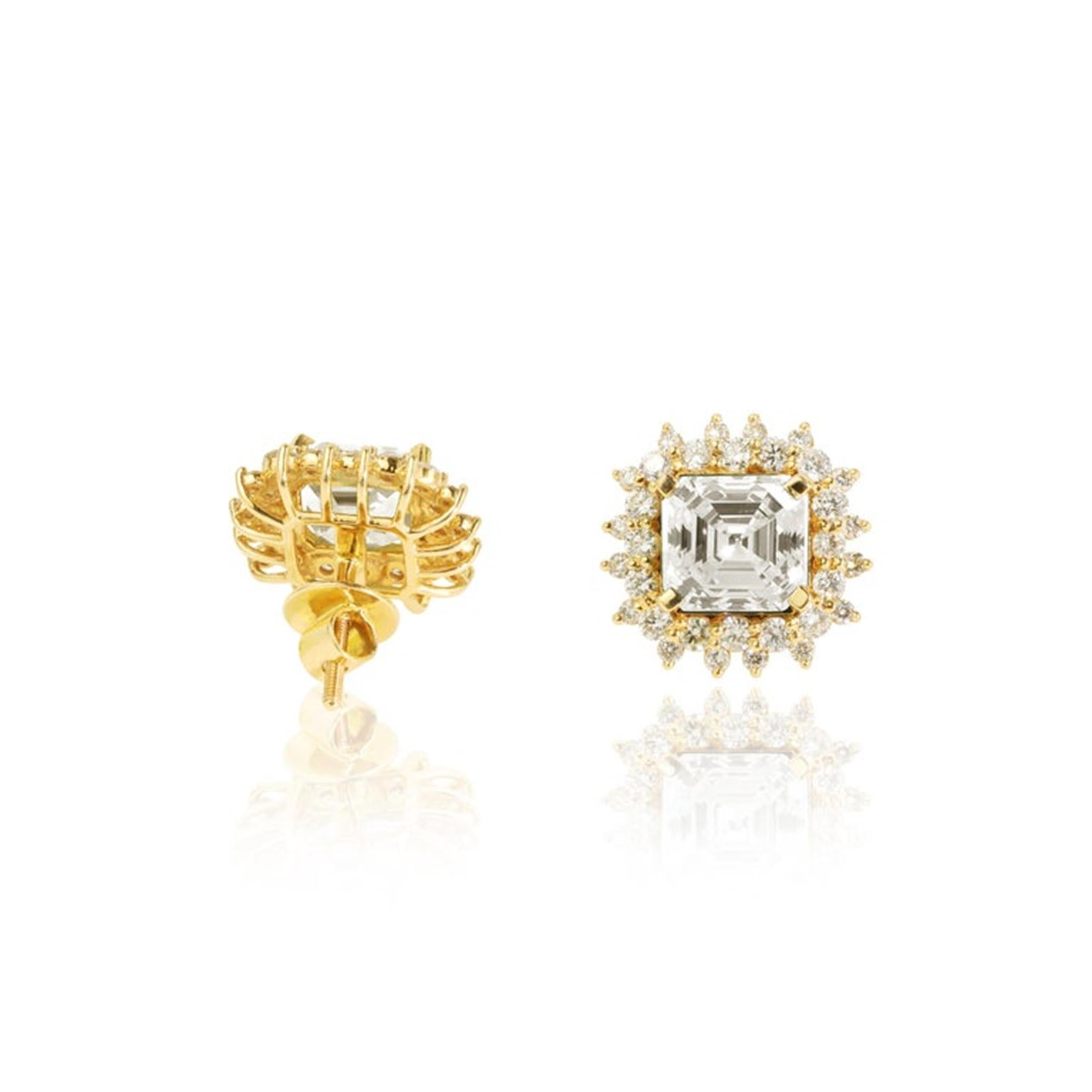 GIA Certified 3.00ct Asscher-Cut Diamond Halo Stud Ears in 18K Yellow Gold Pour femmes en vente