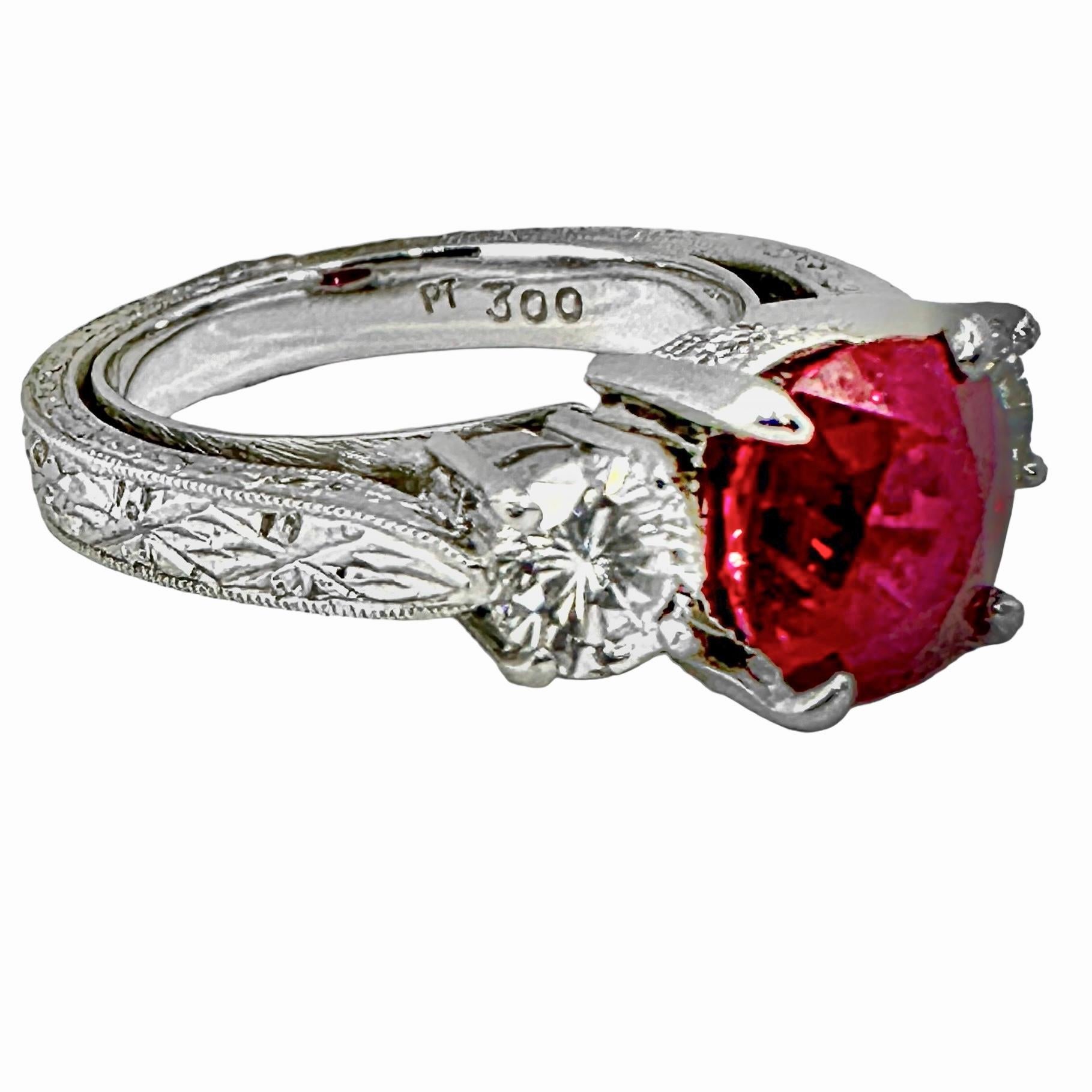 Un rubí de 3,00 ct, de origen birmano, es la pieza central de este precioso anillo de platino con tres piedras. El rubí va acompañado de un certificado del Instituto Gemológico de América nº 7235285990, en el que se indica que la piedra procede de