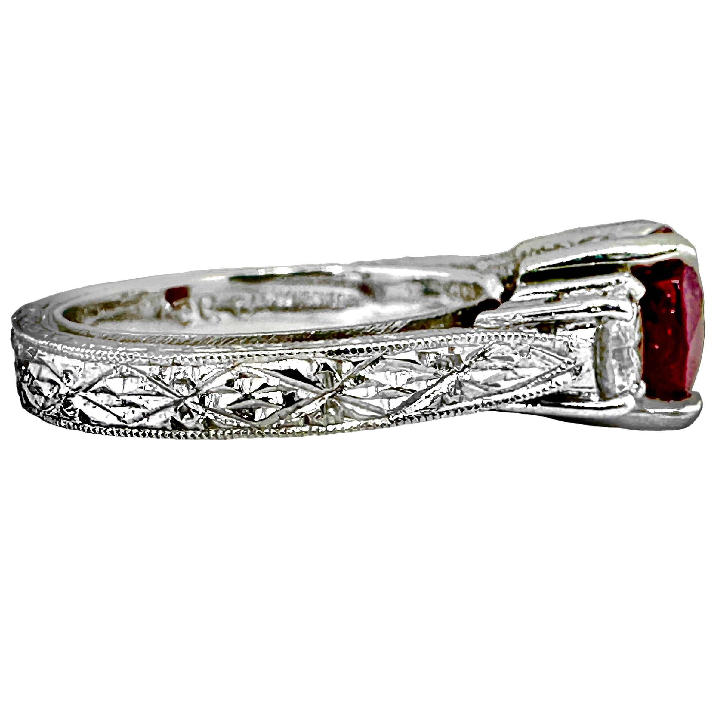 Anillo de 3 piedras de platino estilo antiguo con rubí de Birmania y diamantes, certificado por GIA de 3,00 qt Corte cojín en venta
