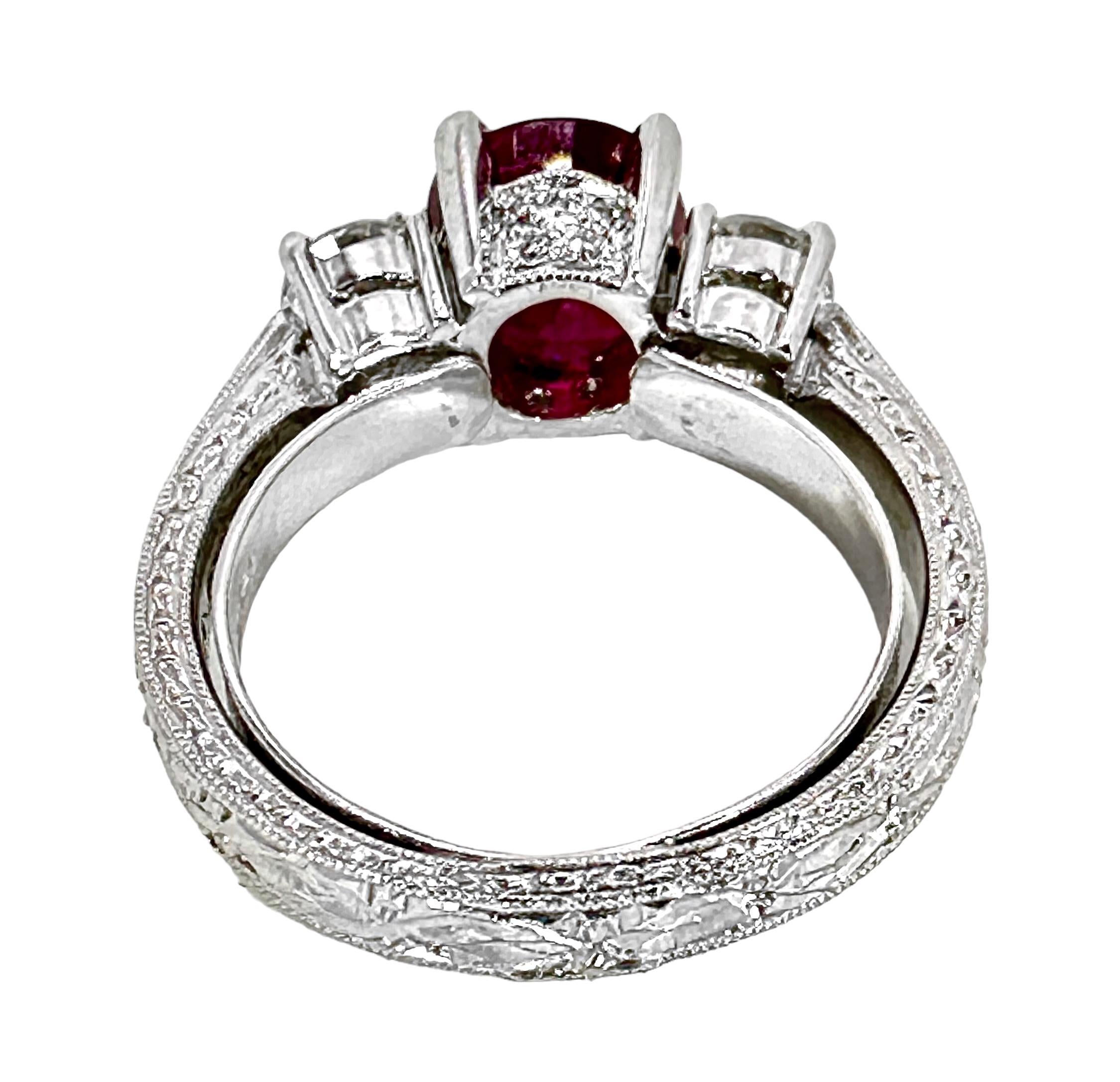 Anillo de 3 piedras de platino estilo antiguo con rubí de Birmania y diamantes, certificado por GIA de 3,00 qt en Bueno estado para la venta en Palm Beach, FL