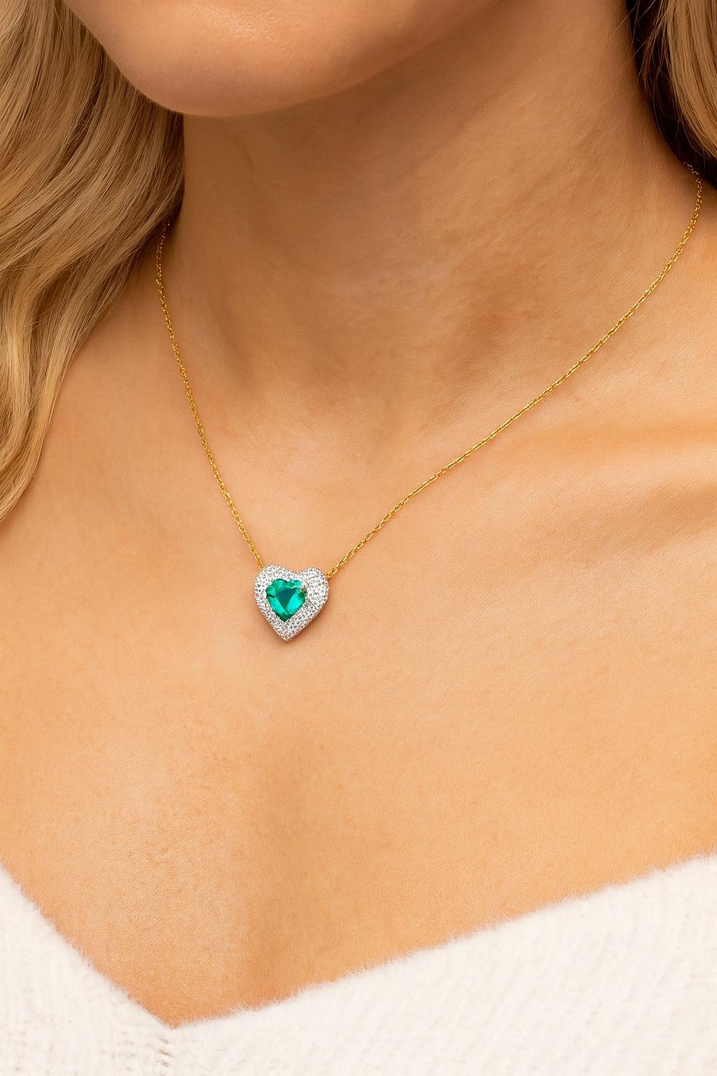 Collier à pendentif en forme de cœur en émeraude colombienne et diamant certifié GIA de 3,01 carats Excellent état - En vente à Chicago, IL