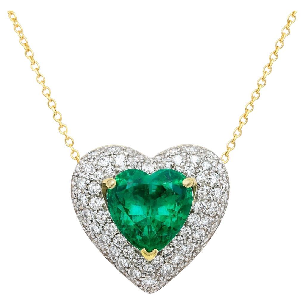 Collier à pendentif en forme de cœur en émeraude colombienne et diamant certifié GIA de 3,01 carats en vente