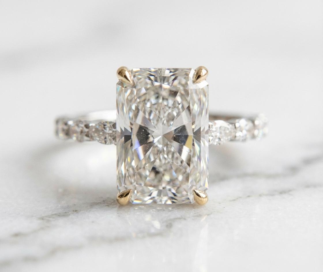 Cette spectaculaire bague bicolore de haute joaillerie est ornée d'un diamant Radiant / Cut-Cornered Rectangular Modified Brilliant de 3,01 carats certifié par la GIA, de couleur D et de pureté VS2 avec un excellent poli, une excellente symétrie et