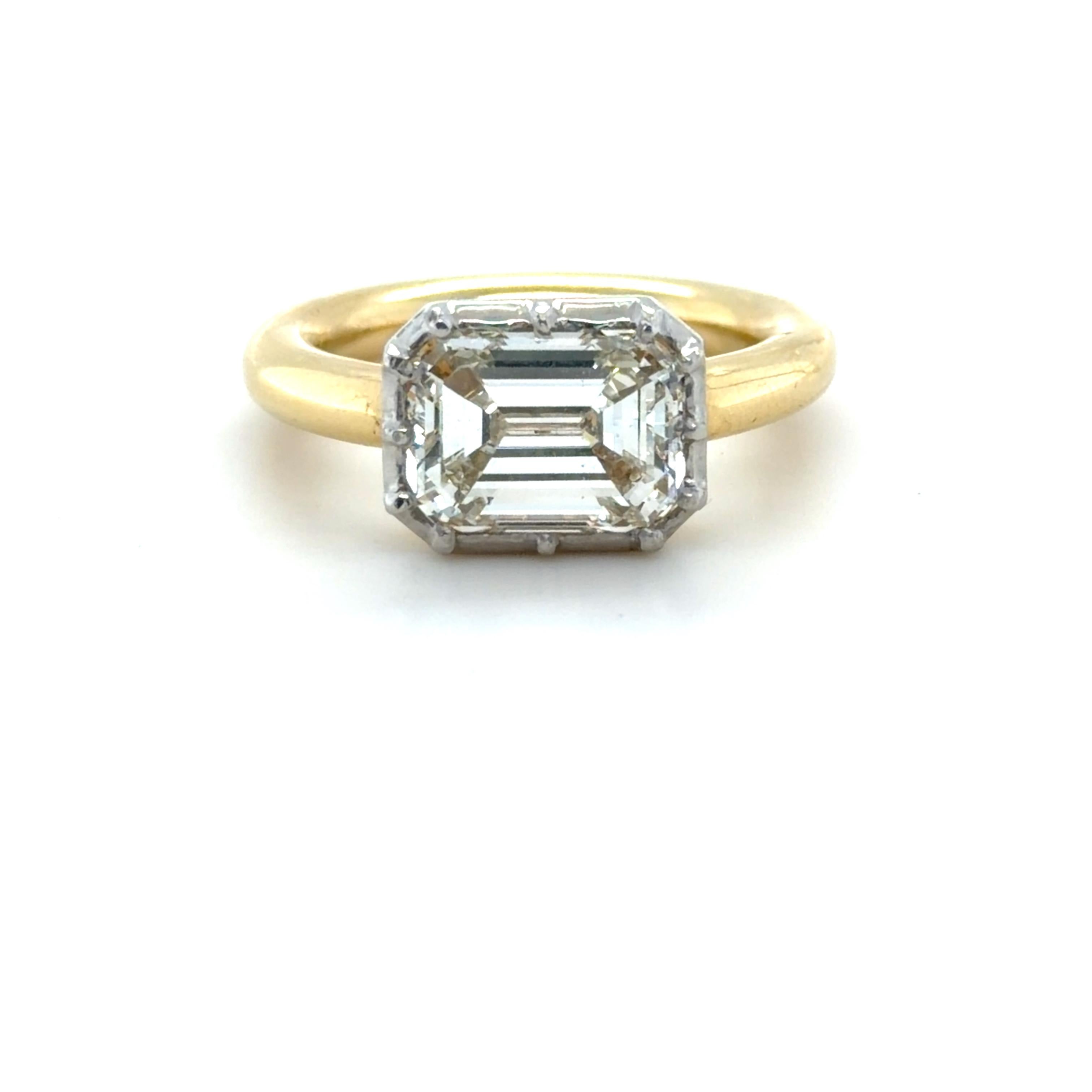 Rehaussez votre collection de bijoux avec cette bague en diamant exceptionnelle, ornée d'un superbe diamant taille émeraude de 3,01 carats, certifié par le GIA avec une couleur I, une pureté SI1 et d'excellentes notes pour le polissage et la