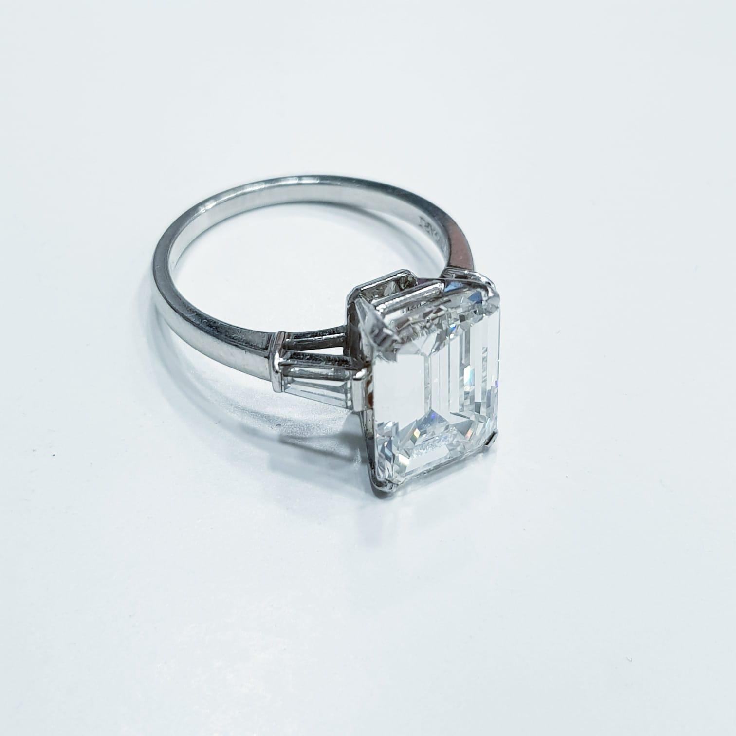 An extraordinary emerald cut diamond certified by GIA the main stone weights 3 carats and is extremely big consider the diamond is long 9.47 mm that's so large is actually the lenght of a 4 carat stone!