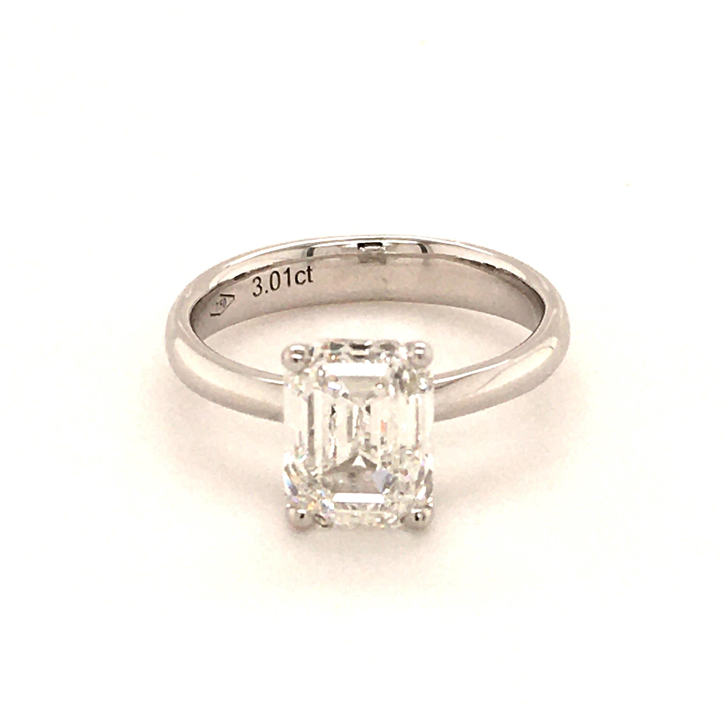 Superb solitaire ring in white gold 750, prong set with 1 emerald cut diamond with following characteristics:

Weight: 3.01 ct
Colour: G
Clarity: vvs2
Fluorescence: medium blue
Polish: excellent
Symmetry: excellent
GIA Report Nr.: 6204890921

Ring