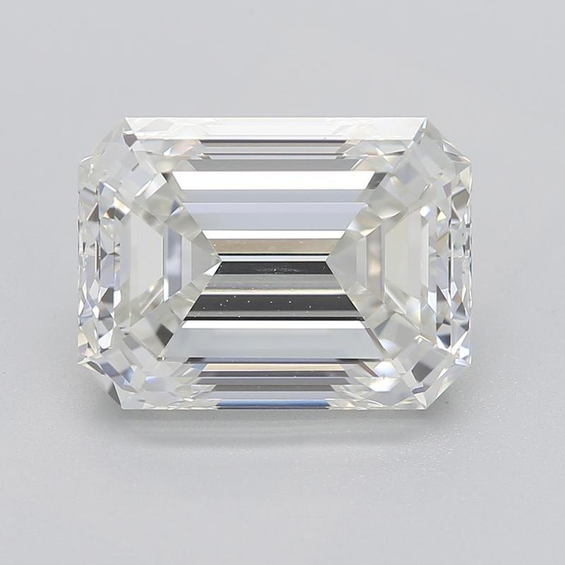 Realizzato a mano a New York, un affascinante anello con diamante che incarna senza sforzo l'eleganza dell'epoca Art Deco, con una splendida pietra centrale smeraldo del peso di 3,01, con gradazione I e VS1. Questo pezzo vanta una straordinaria