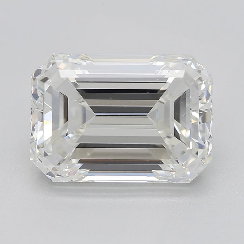 Scopri il fascino di questo anello con diamante in oro bianco, caratterizzato da uno splendido smeraldo centrale di 3,01 cm. Classificato I e VS1, questo diamante irradia una brillantezza eccezionale, catturando la luce in ogni angolo. Il design con