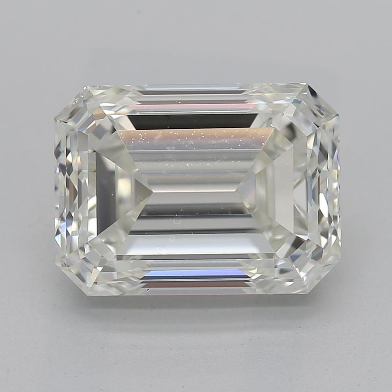Entdecken Sie die Faszination dieses Diamantrings aus Gelbgold mit einem atemberaubenden Smaragd in der Mitte mit einem Gewicht von 3,01. Dieser Diamant mit den Graden J und SI1 strahlt eine außergewöhnliche Brillanz aus und fängt das Licht in jedem