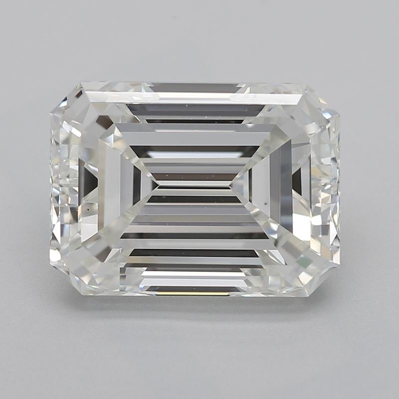 Realizzato a mano a New York, una splendida vetrina di maestria ed eleganza, questo anello con diamante presenta una pietra centrale mozzafiato, un diamante smeraldo del peso di 3,01, classificato con una desiderabile H e VS1. Il diamante è