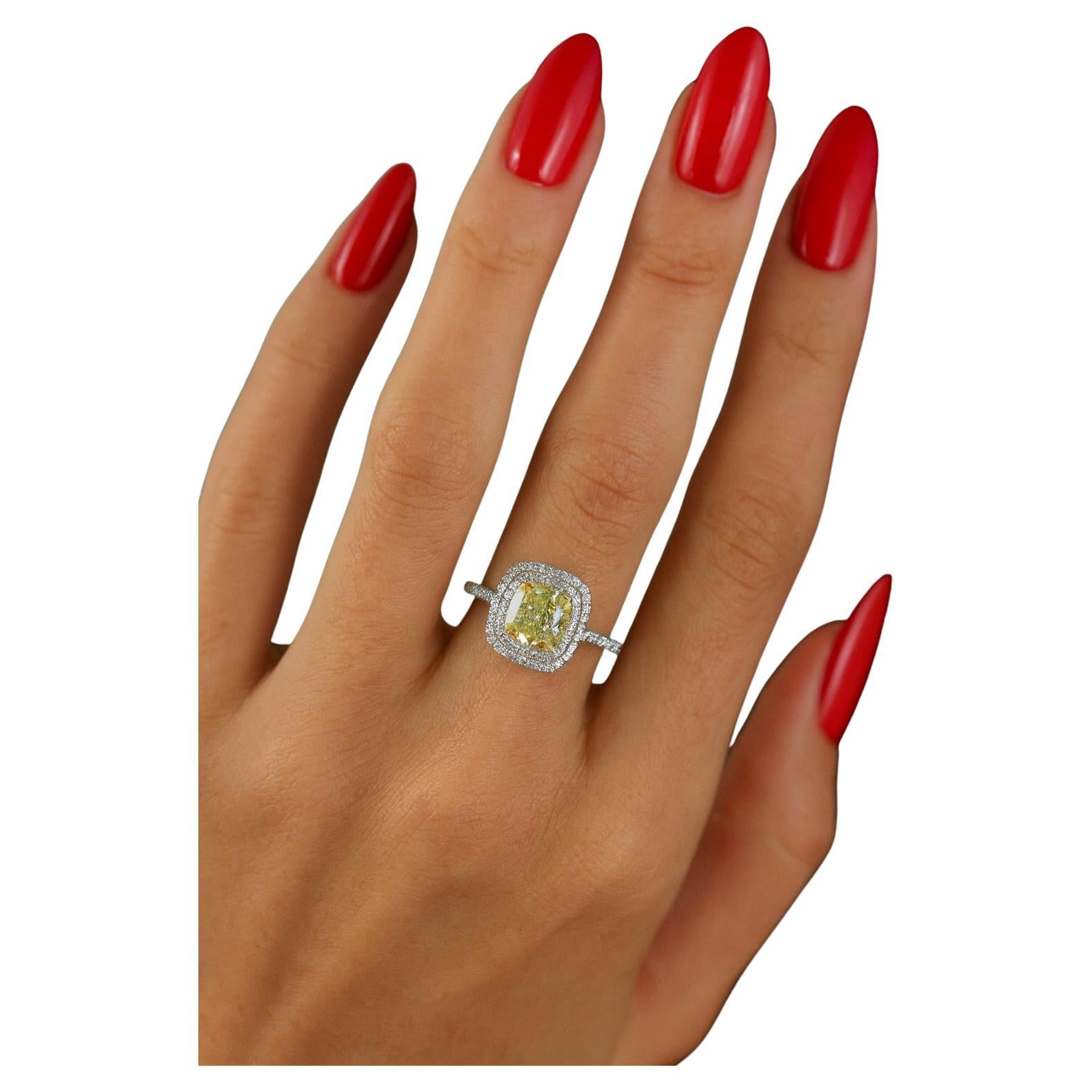 Bague à double halo certifiée GIA de 3,01 carats de diamant jaune fantaisie taillé en coussin

Cette bague de cocktail remarquable est ornée d'un diamant coussin modifié de 3,01 carats certifié par le GIA, de couleur jaune fantaisie et de pureté