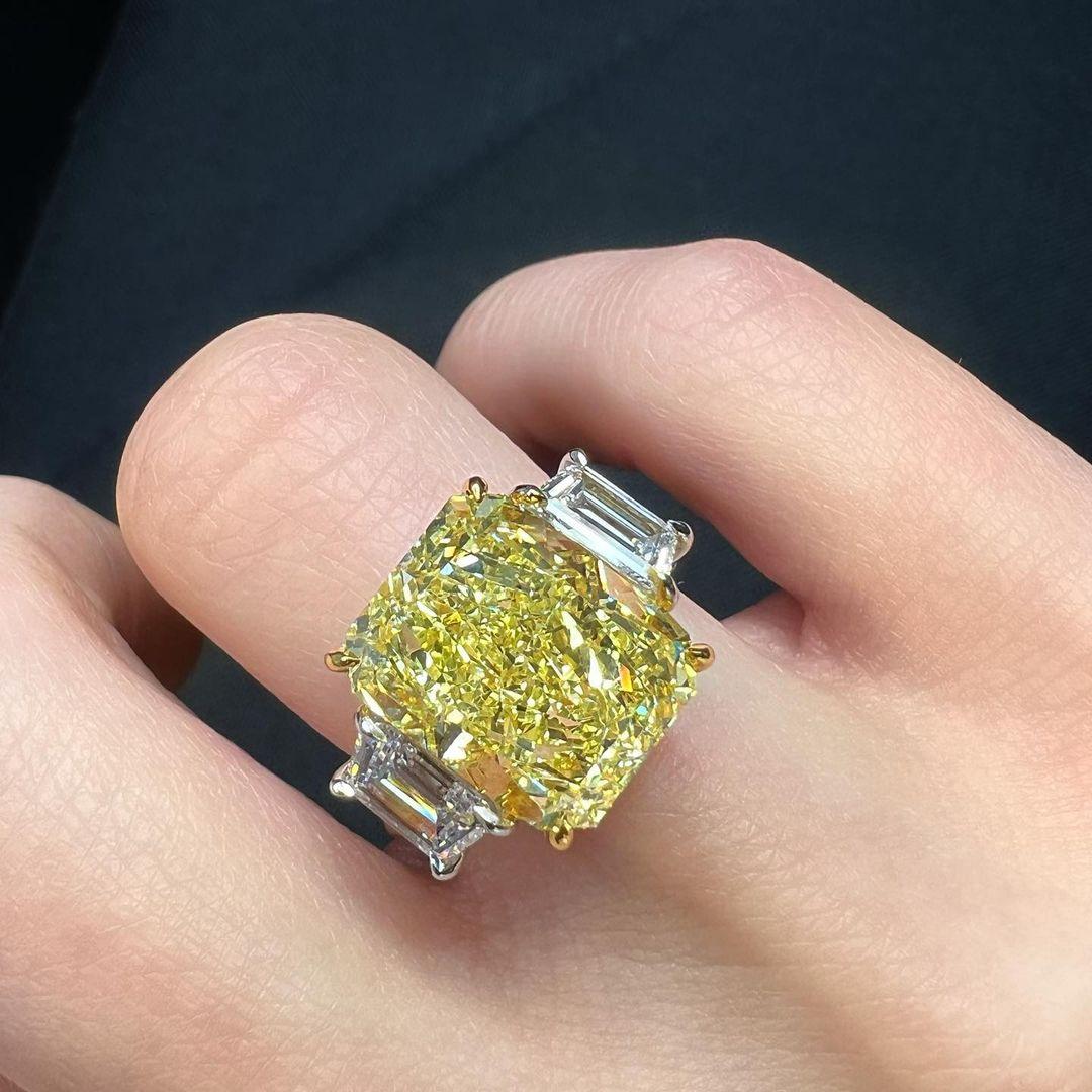 Taille radiant Bague en diamant certifié GIA de 3,01 carats jaune fantaisie VS1 avec pierre latérale trapézoïdale en vente