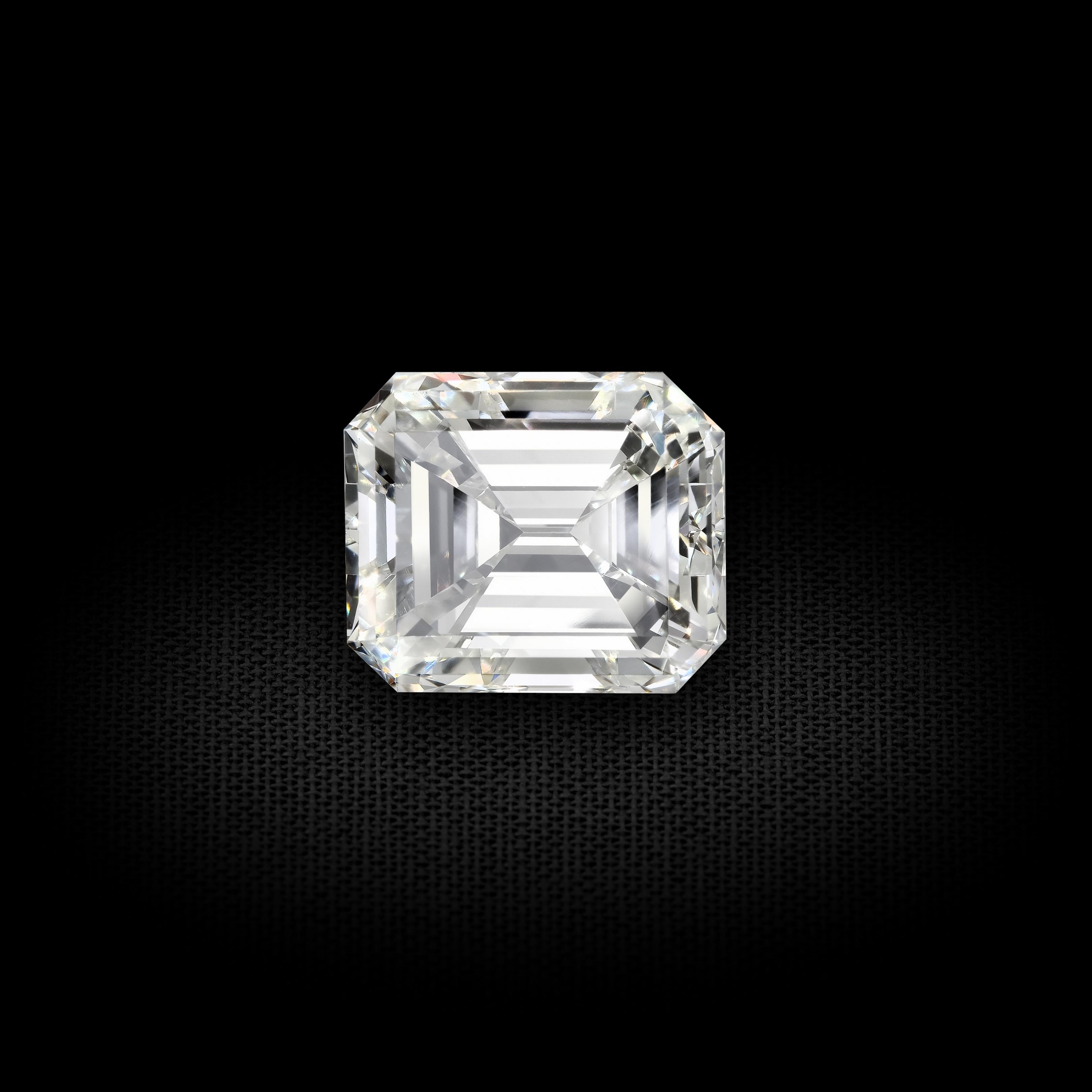 Emerald Cut GIA Certified 3.01 Carat G VVS2 Diamond Ring For Sale