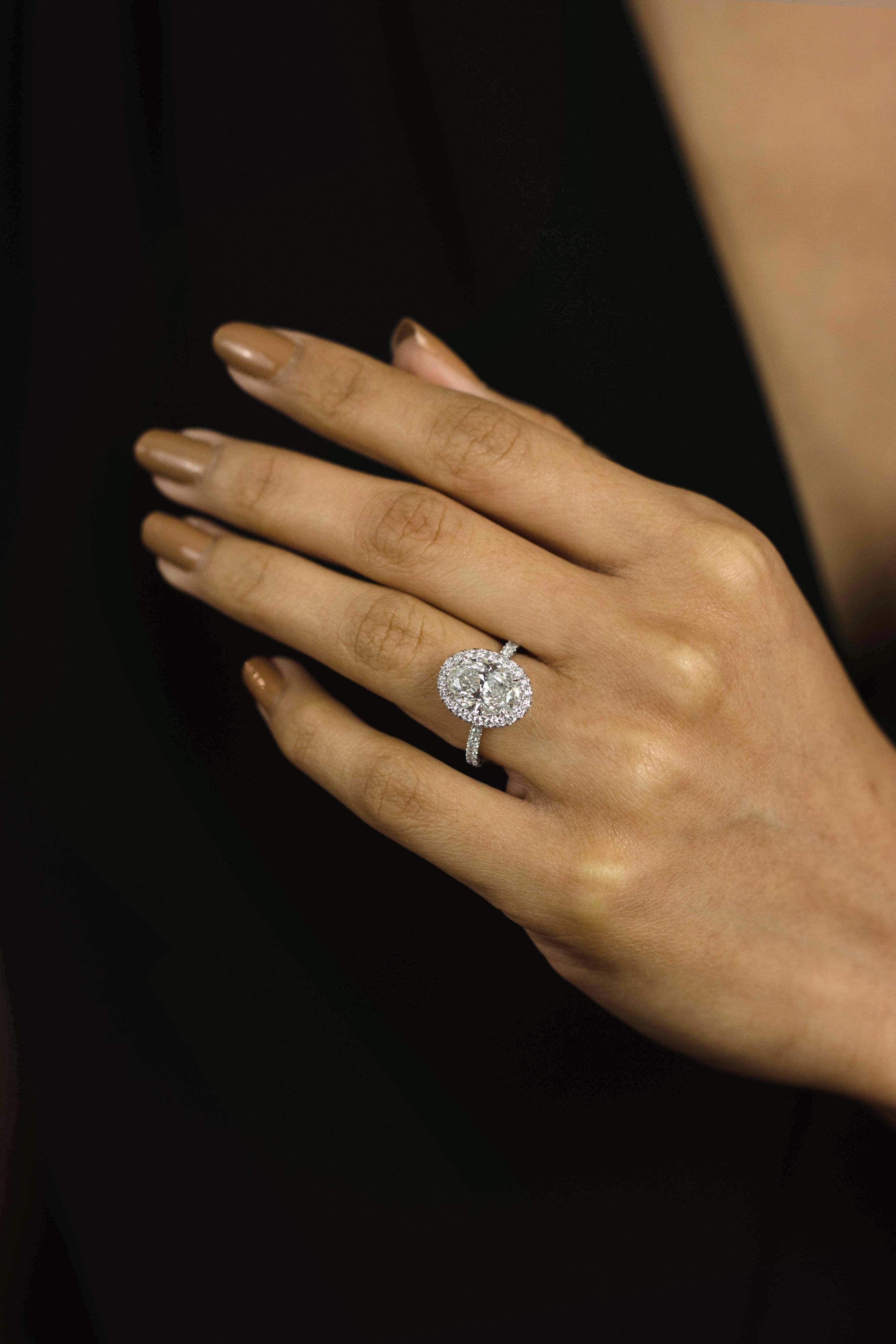 Taglio ovale Roman Malakov Diamonds, certificato GIA, 3.01 carati, anello di fidanzamento aureolato con diamanti taglio ovale in vendita