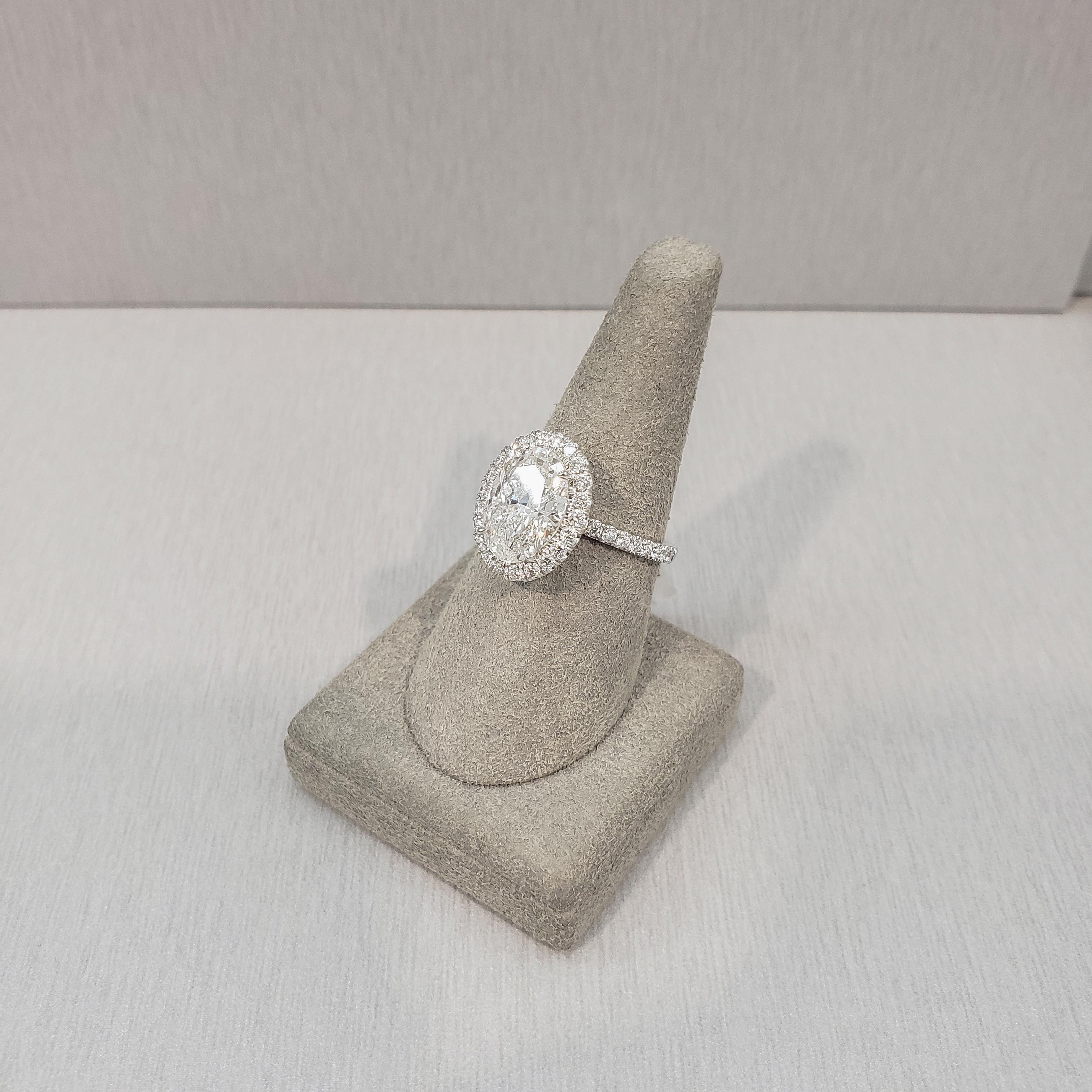 Roman Malakov GIA Certified 3.01 Carats Oval Cut Diamond Halo Engagement Rings In New Condition For Sale In New York, NY