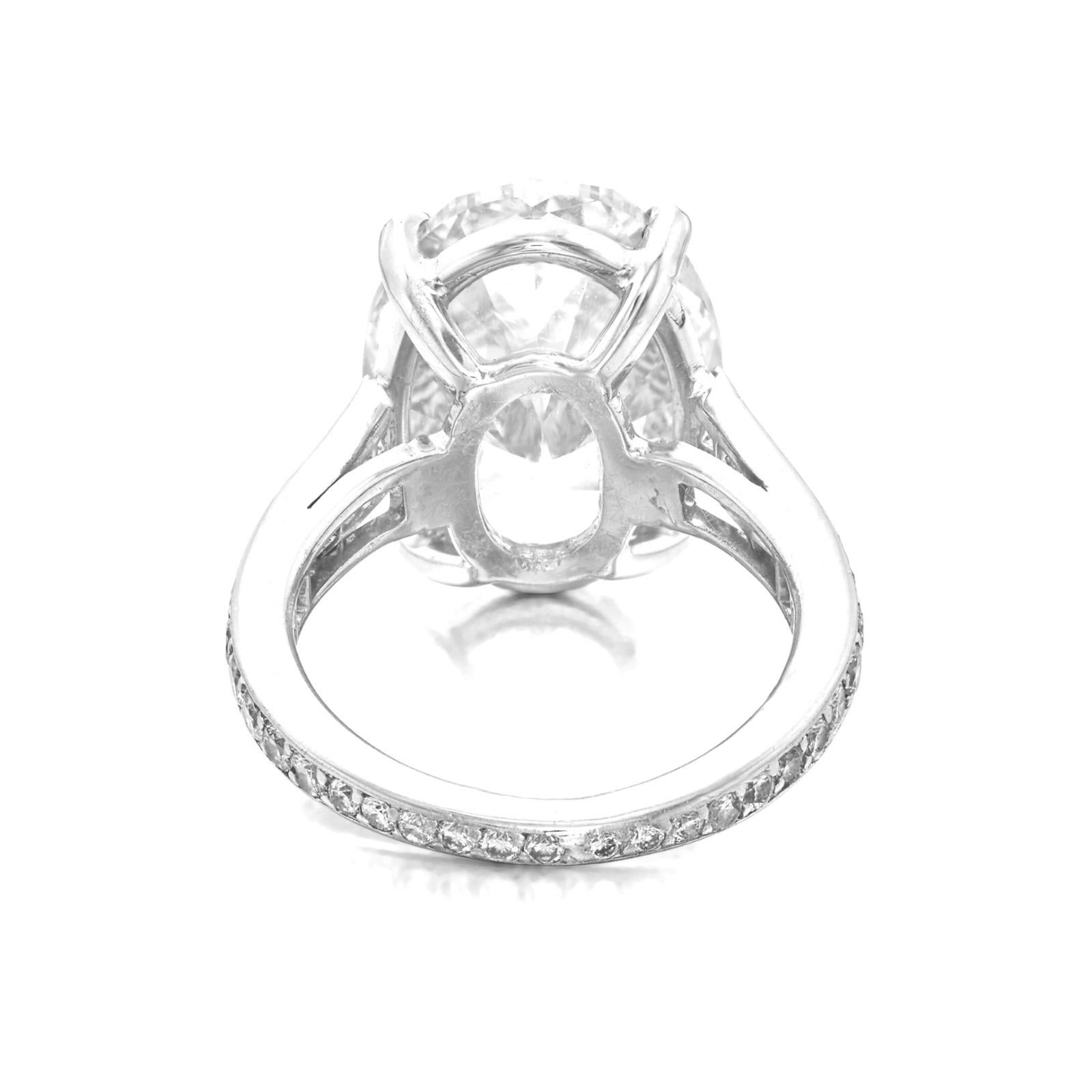 Ce diamant exceptionnel, de couleur J et de pureté VVS1, est magnifiquement serti sur un anneau en platine fabriqué à la main et orné de fins diamants pavés.
Dotée d'un excellent poli et d'une grande symétrie, la pierre présente une luminosité