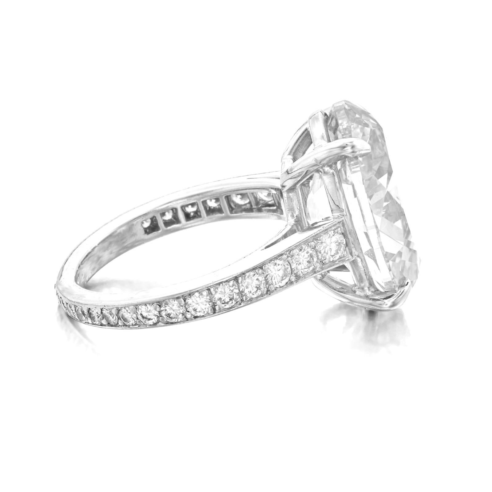 Contemporain GIA Certified 3.01 Carat Oval Diamond VVS1 Ring en vente