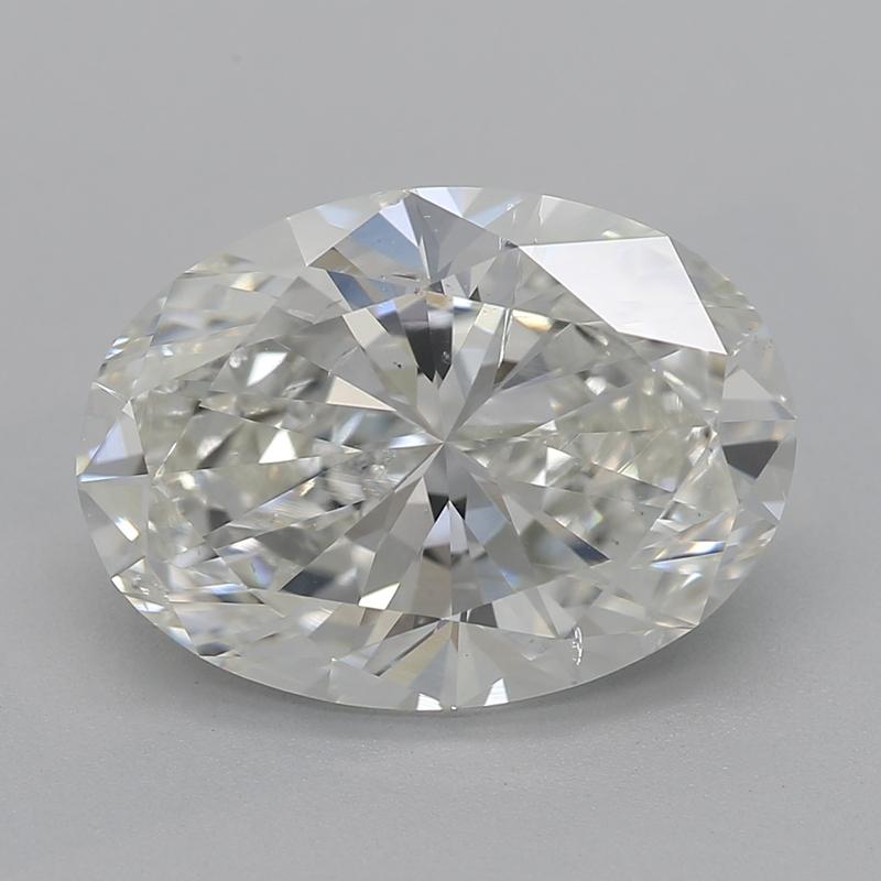 Realizzato a mano a New York, questo squisito anello con diamante presenta una notevole pietra centrale ovale I SI2 del peso di 3,01, fissata in un'elegante incastonatura che ne esalta la naturale brillantezza. Una suggestiva aureola nascosta di