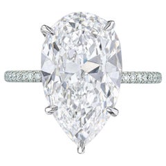 Anello solitario con diamante taglio pera certificato GIA da 3.01 carati con pavè in platino