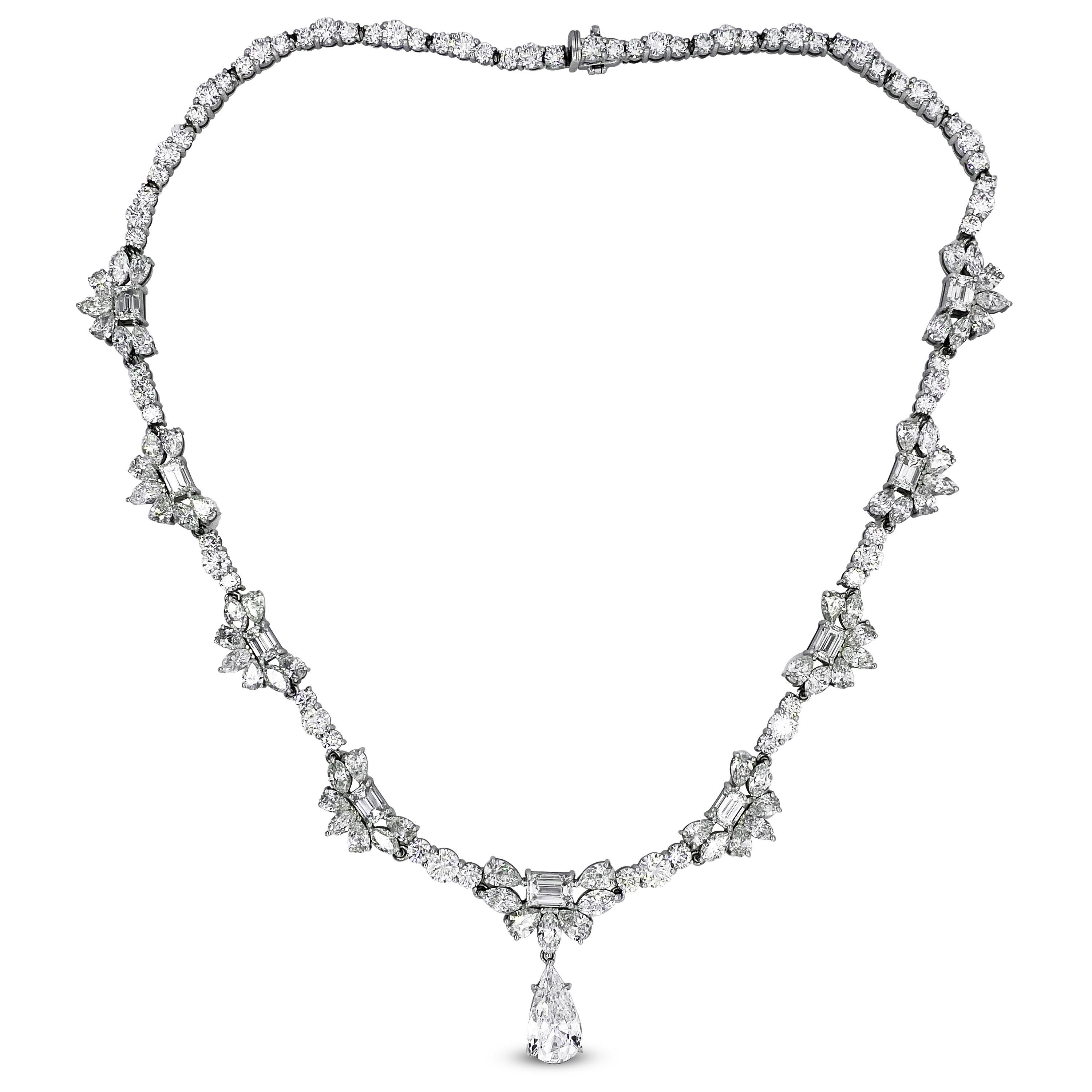 Collier en platine avec diamants multiformes de taille émeraude, ronde, marquise et poire

Ce collier unique en son genre est exceptionnel avec ses 29,50 carats de diamants de couleur E-F et de pureté VVS1-VS1

Le diamant en forme de poire est