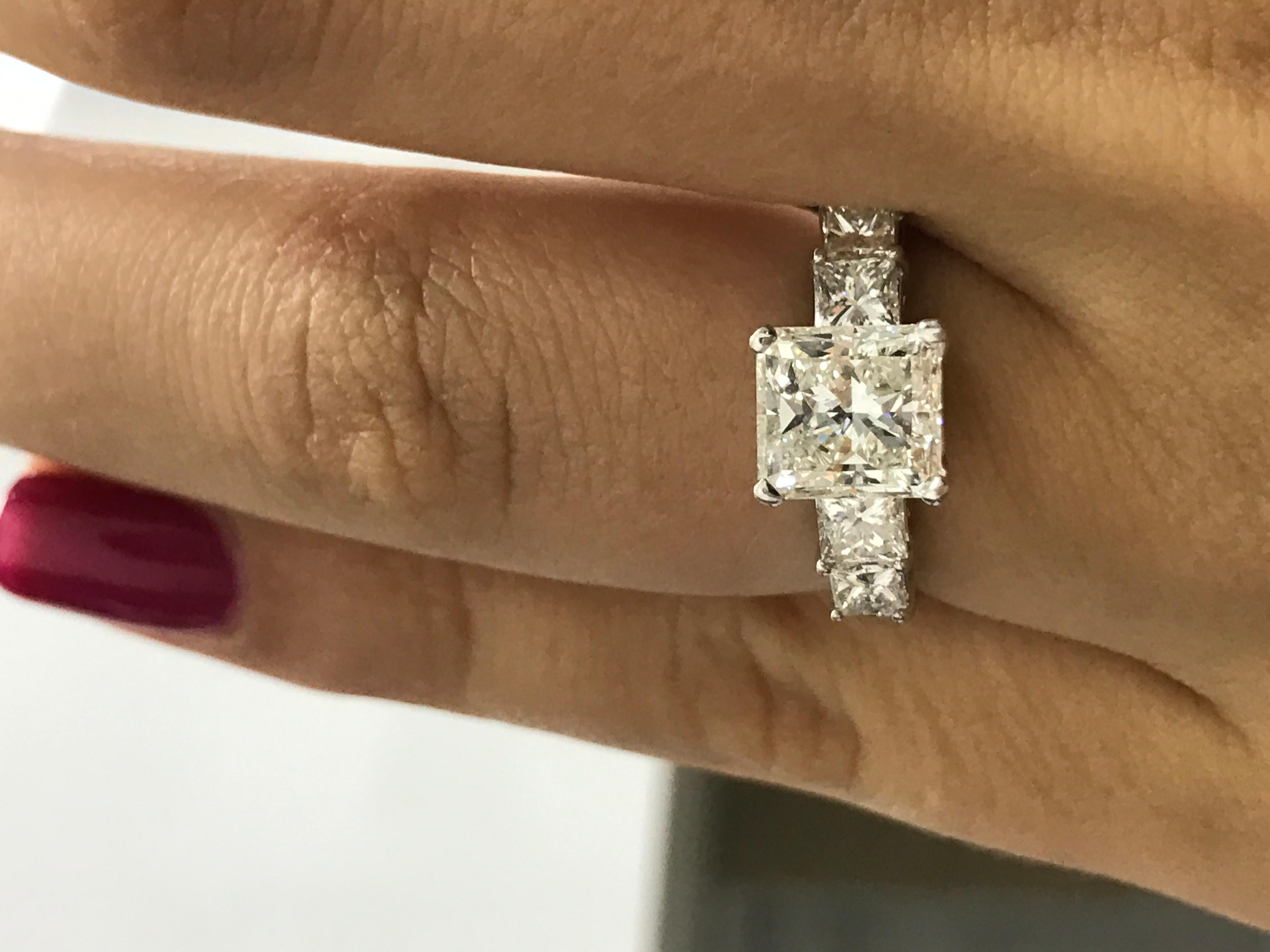 GIA Certified 3.01 Carat Radiant Cut Diamond Engagement Ring In New Condition For Sale In New York, NY