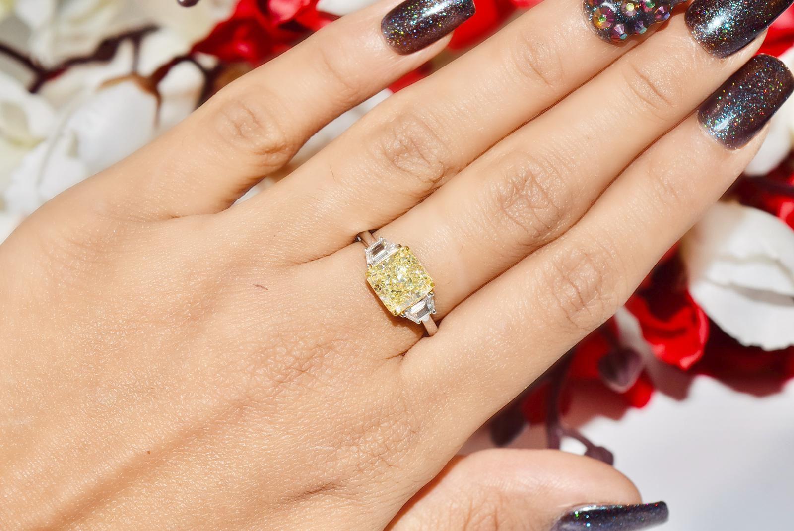 Radiant Cut GIA Certified 3.01 Carat U - V Colour VS1 Clarity Diamond Ring For Sale