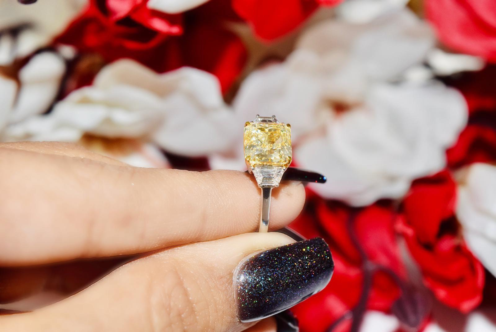 GIA Certified 3.01 Carat U - V Colour VS1 Clarity Diamond Ring In New Condition For Sale In บางรัก, TH