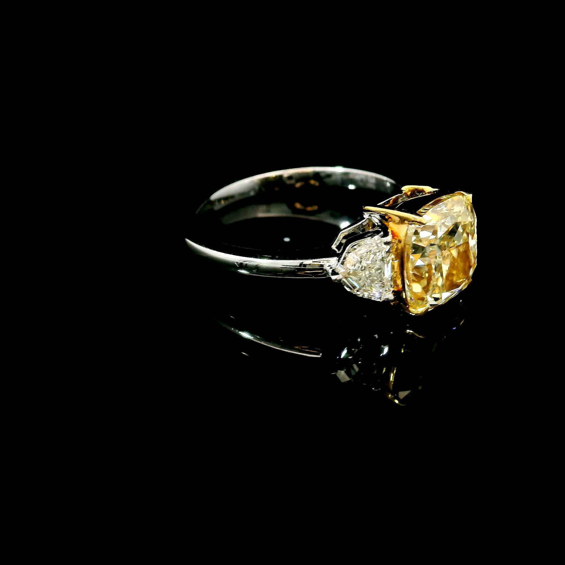 Cushion Cut GIA Certified 3.01 Carat Y-Z Colour VS1 Clarity Diamond Ring For Sale