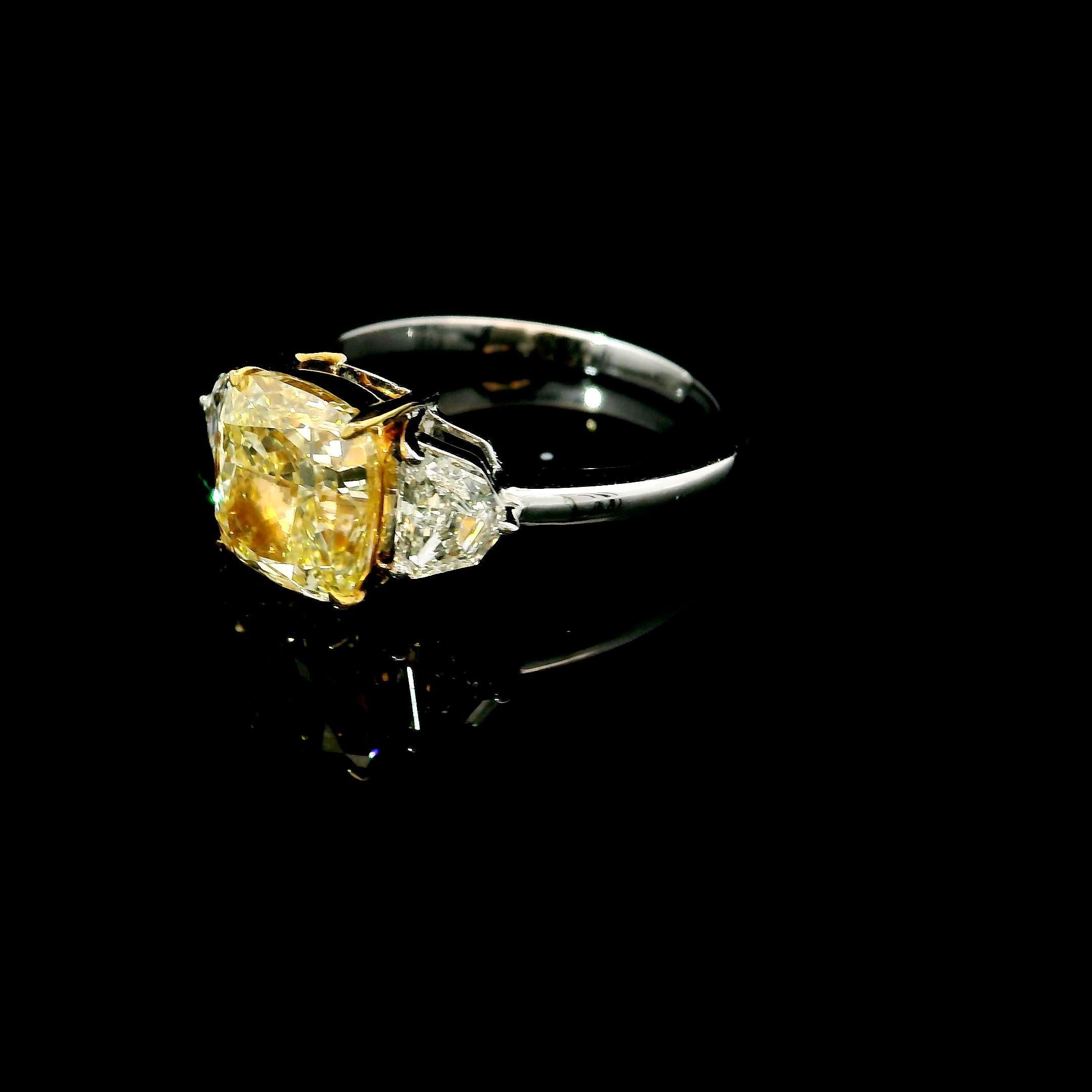 GIA Certified 3.01 Carat Y-Z Colour VS1 Clarity Diamond Ring In New Condition For Sale In บางรัก, TH