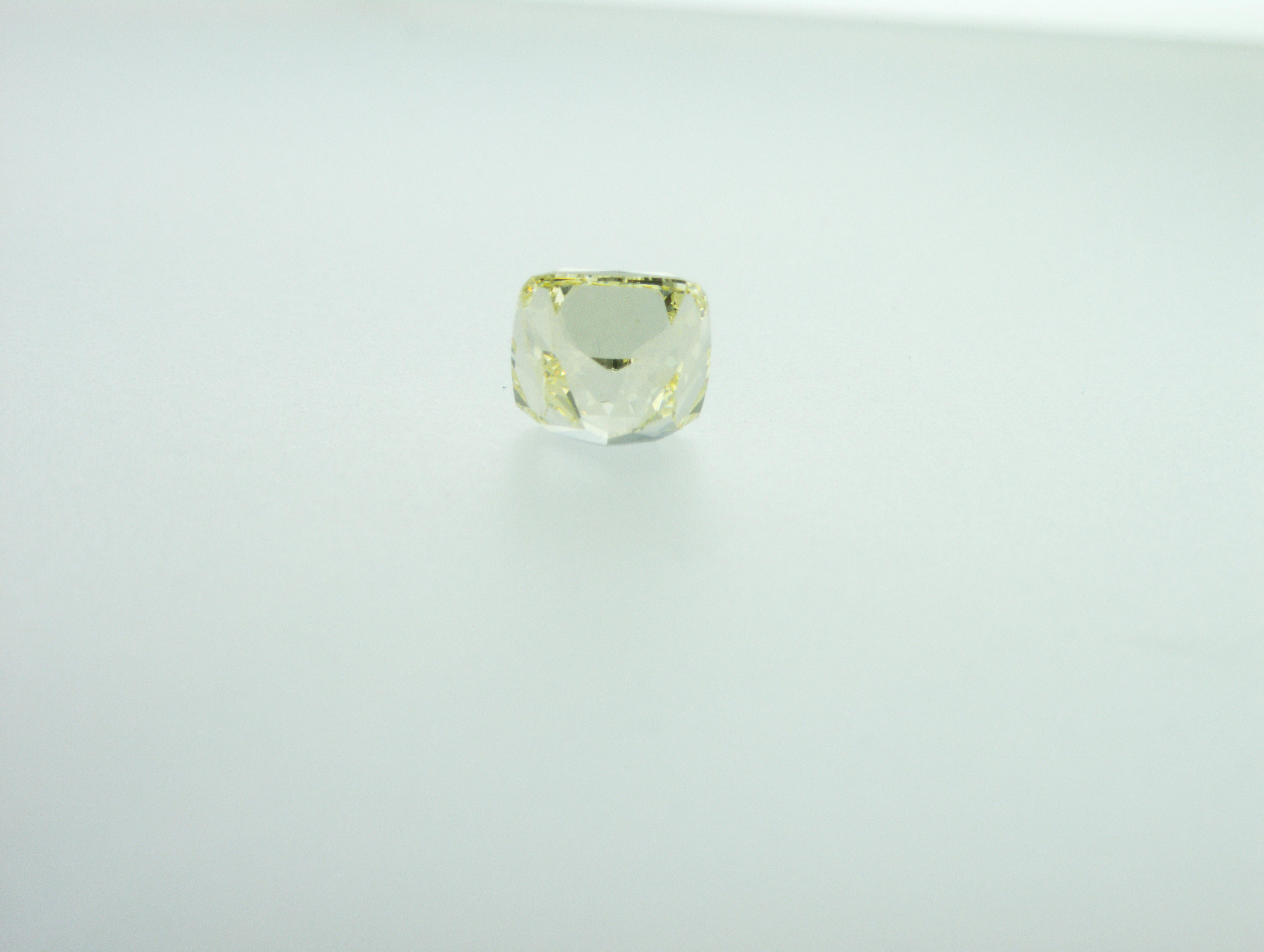 GIA Certified 3.01 Carat Y-Z (Yellow) Natural Diamond In New Condition For Sale In Dubai, UAE