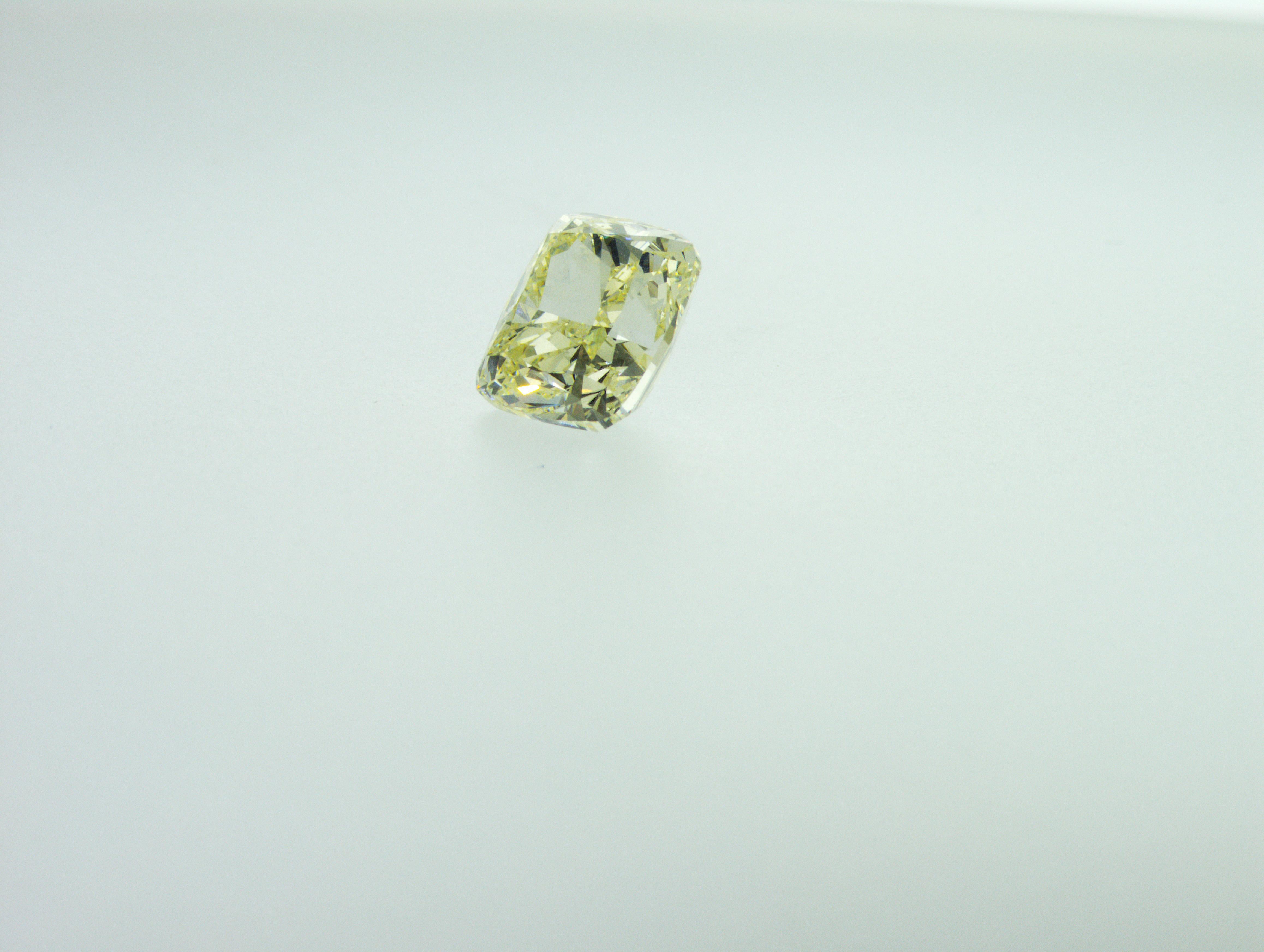 Women's or Men's GIA Certified 3.01 Carat Y-Z (Yellow) Natural Diamond For Sale