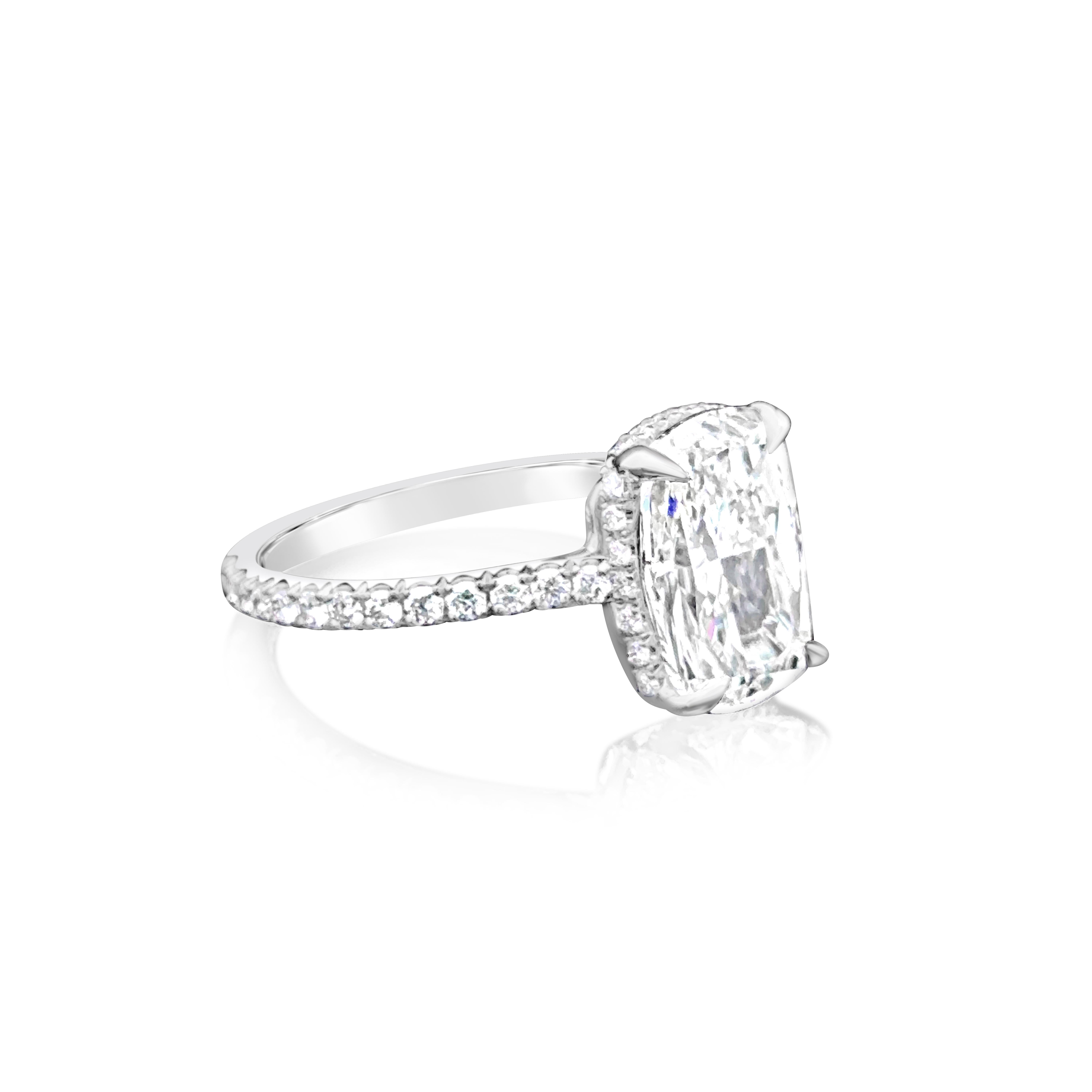 GIA Certified 3.01 Carats Elongated Cushion Cut Diamond Engagement Ring In New Condition For Sale In New York, NY