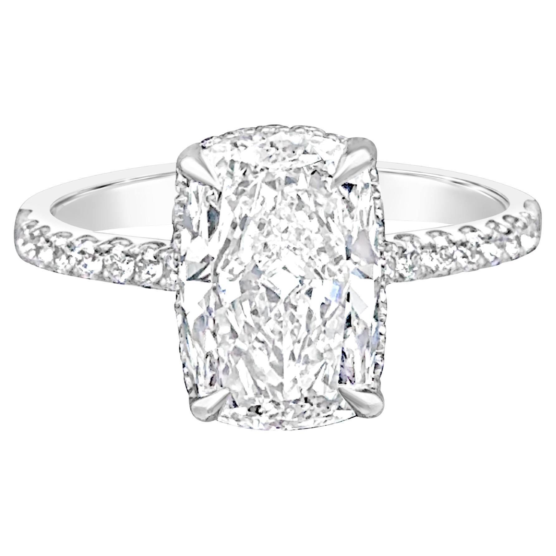 Anello di fidanzamento con diamanti taglio cuscino allungato certificato GIA da 3.01 carati