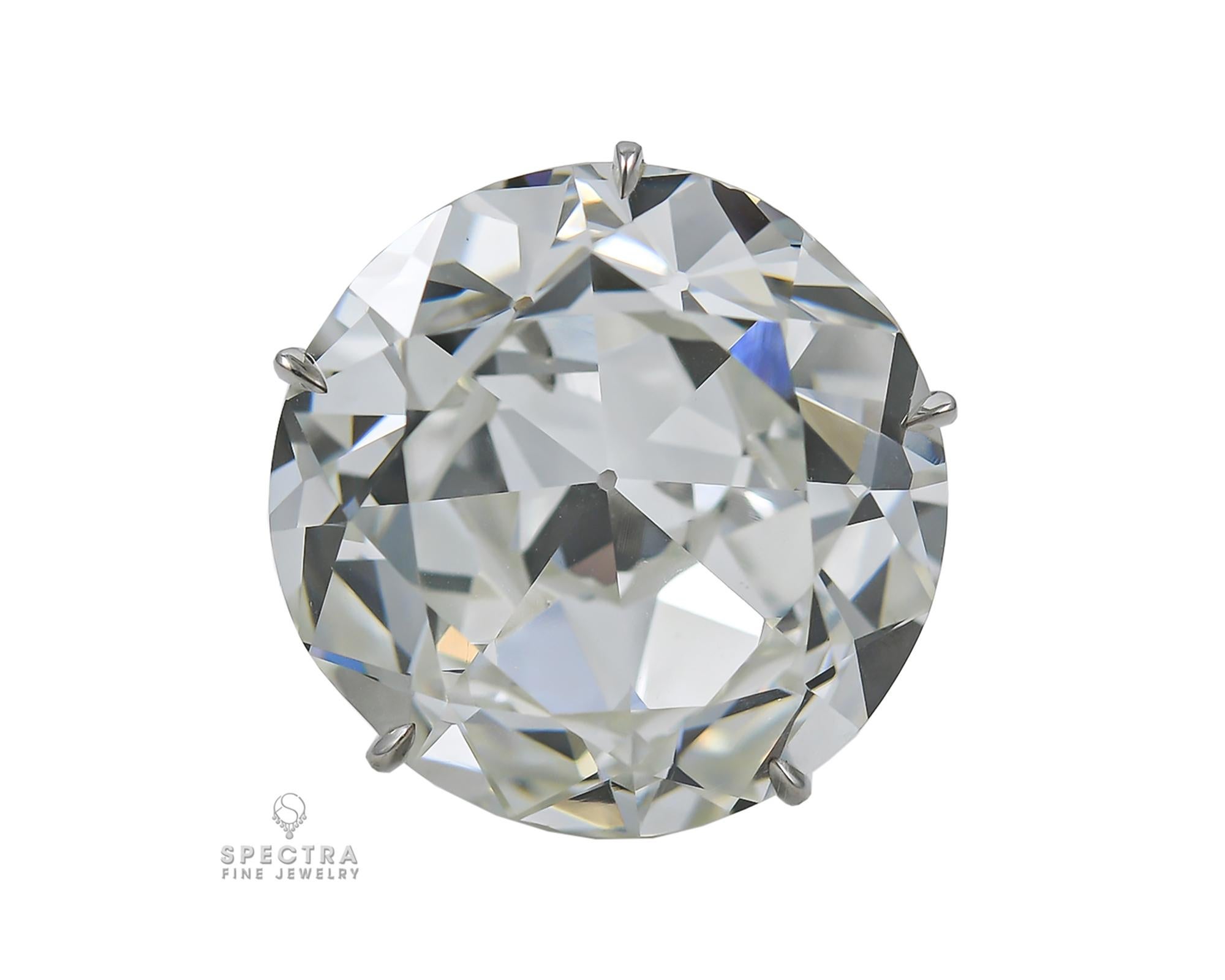 Y a-t-il quelque chose de plus durable qu'un diamant ancien de plus de 100 ans, unique en son genre, qui a été réutilisé dans une monture moderne ? Il est romantique de penser à ce diamant européen ancien, prédécesseur direct du diamant rond de