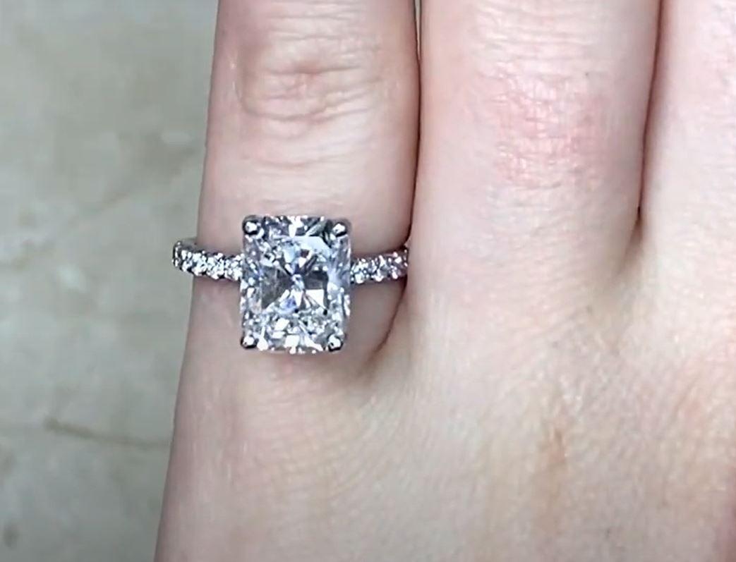 GIA-zertifizierter Verlobungsring mit 3,01 Karat Diamant im Strahlenschliff, Farbe F, Platin im Zustand „Hervorragend“ im Angebot in New York, NY
