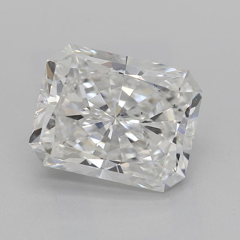 Fabriquée à la main à New York, cette étonnante bague en diamant présente une pièce centrale brillante, où un diamant radiant F SI1 3,01 est élégamment placé dans une monture entrelacée à quatre branches qui rappelle les éléments de conception d'un