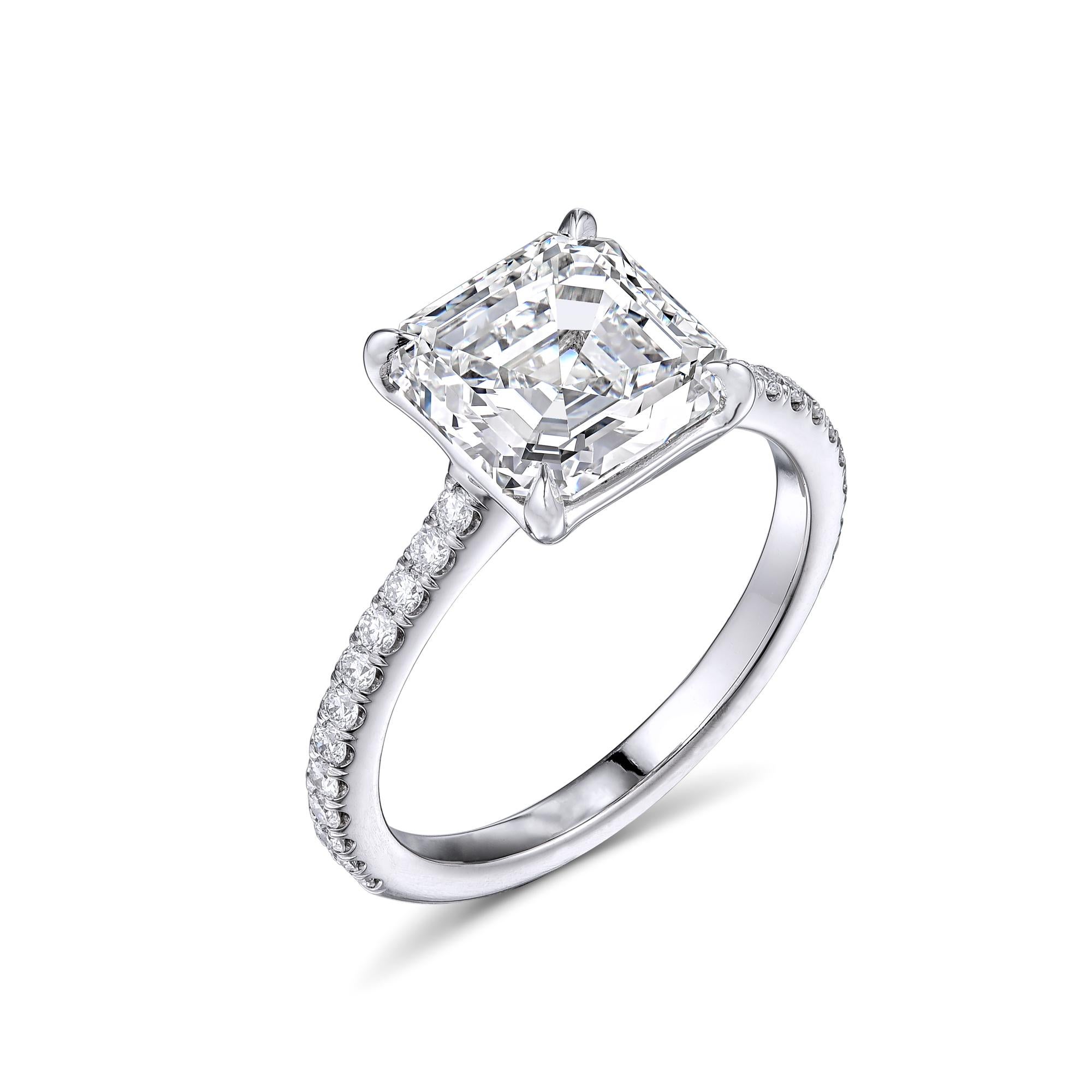 Diamant-Platinring mit GIA-Zertifikat, Nr. 2165724127. Details sind: Mittelstein: 3,02 / H VS1 Asscher/Quadratischer Smaragdschliff, natürlich geförderter Diamant, 8,43 x 8,39 x 5,15 mm. Seitliche Steine: .40 ct / G-H VS-VS2  Brillante runde