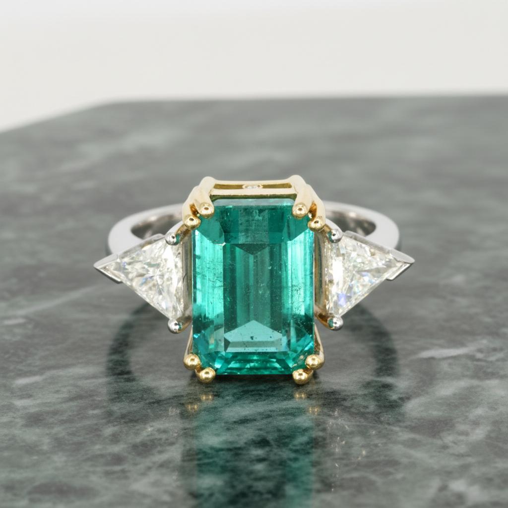 GIA-zertifiziert 3,02 Karat kolumbianischen Smaragd und Trillion Diamond Ring in Platin (Smaragdschliff) im Angebot