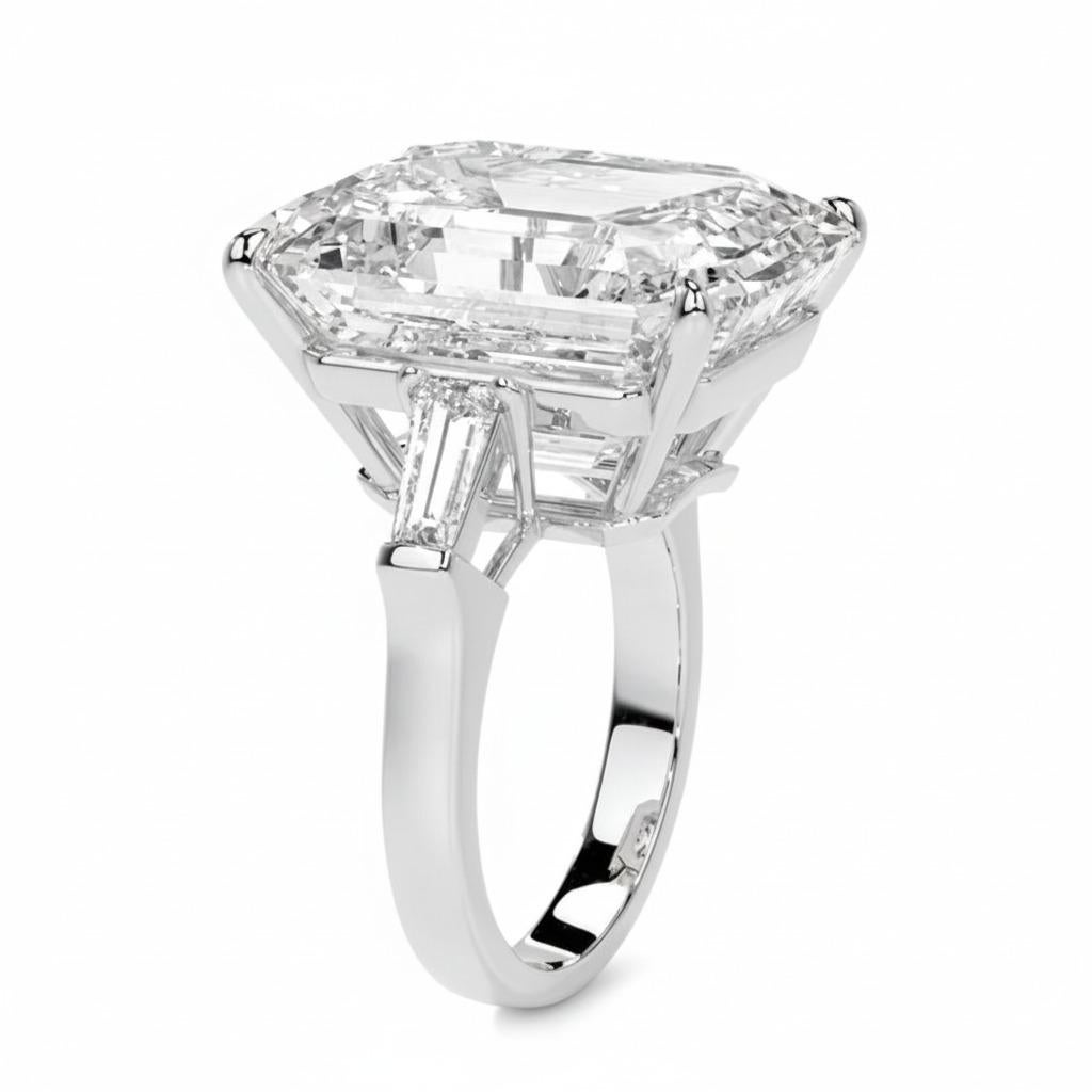 Un anello in platino splendidamente raffinato, che mette in mostra un diamante taglio smeraldo da 3,02 carati certificato GIA, di colore G e purezza VS1, che offre un aspetto luminoso ed elegante con una trasparenza eccezionale. Con una