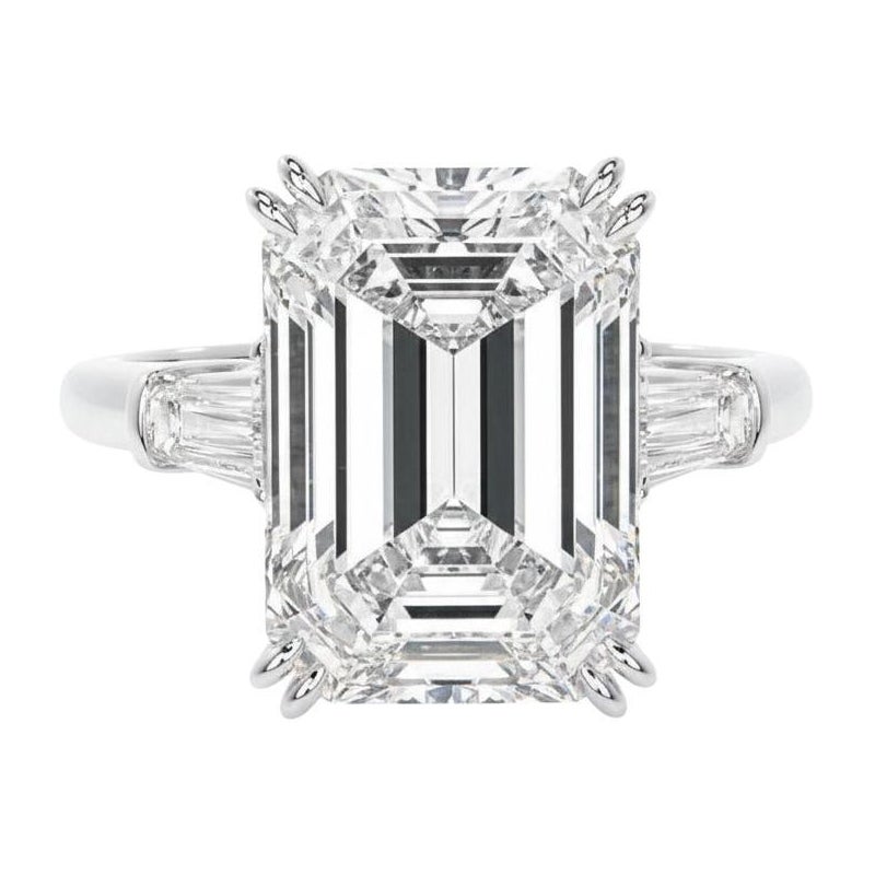 Anello con diamante taglio smeraldo certificato GIA da 3,02 carati con baguette affusolate in vendita