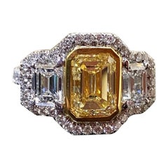 Anello di fidanzamento con diamante giallo di fantasia con taglio smeraldo certificato GIA da 3,02 carati