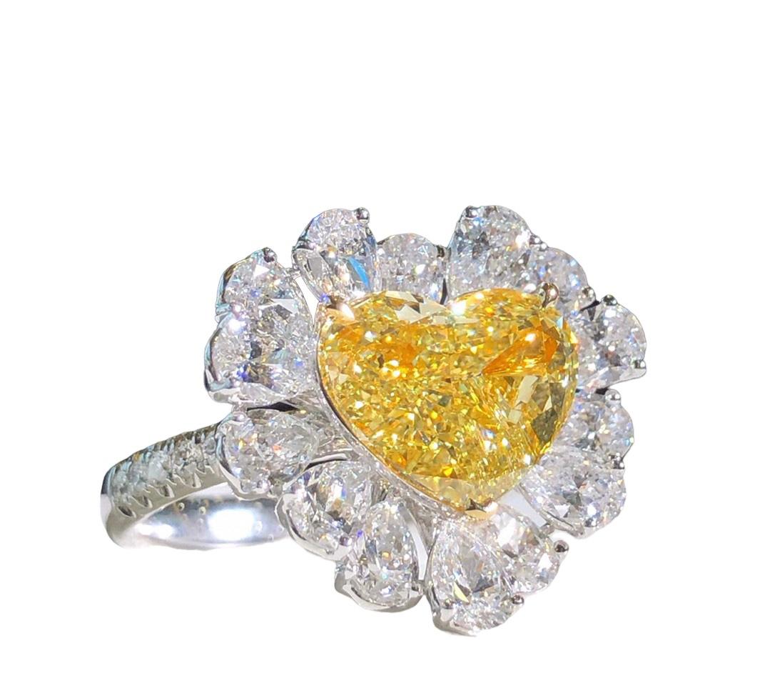 GIA Certified 3.02 Carat Fancy Yellow Heart Cut Diamond Cocktail Ring In New Condition For Sale In PARIS, FR