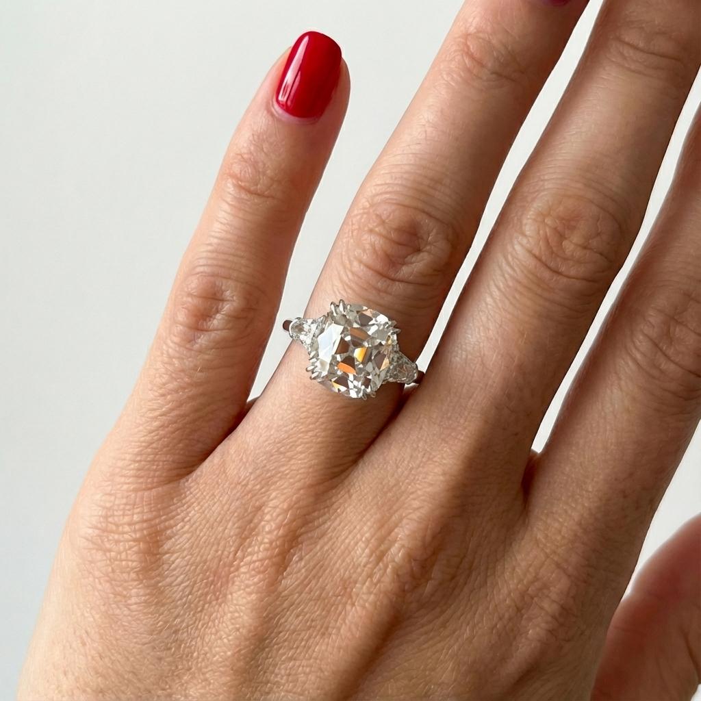 GIA-zertifizierter 3,02 Karat G VS2 Brillant-Diamantring aus alter Mine mit Cadillac-Seitendiamanten in Platin

Ein fesselnder und raffinierter Ring mit einem 3,02-karätigen GIA-zertifizierten Old Mine Brilliant-Diamanten in der Mitte, bewertet mit